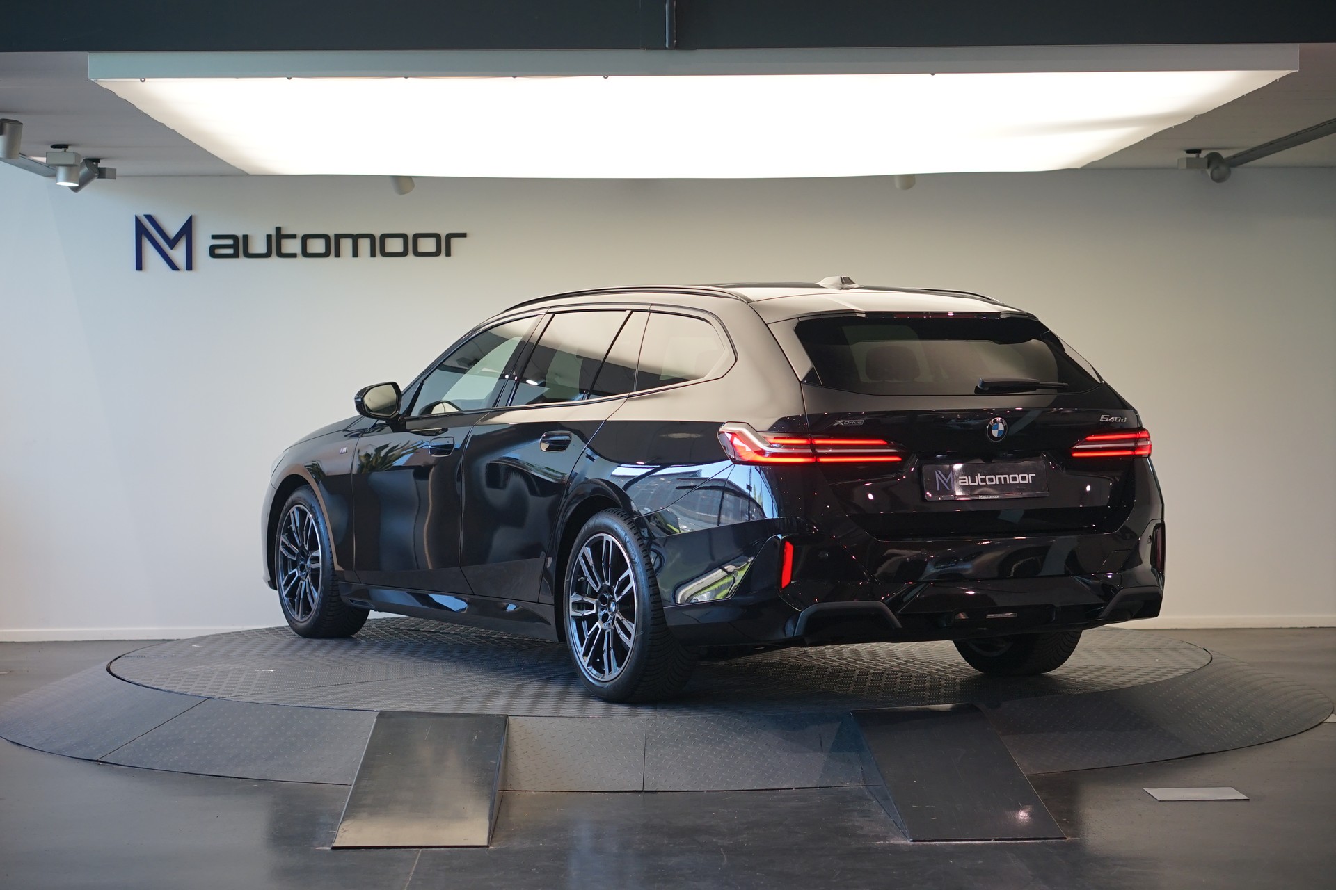 BMW 540d xDrive 48V Touring M Sport Steptronic *Panorama* *B&W* *AHK* *Carbon* *HuD*-image-6