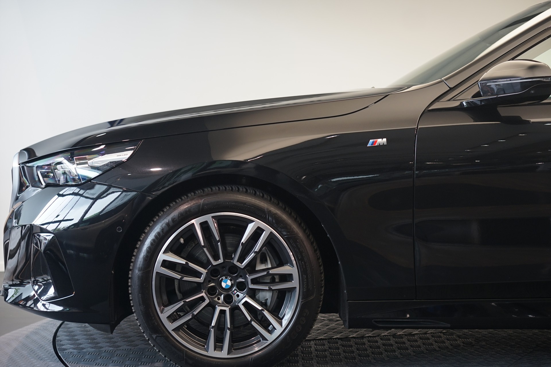 BMW 540d xDrive 48V Touring M Sport Steptronic *Panorama* *B&W* *AHK* *Carbon* *HuD*-image-11