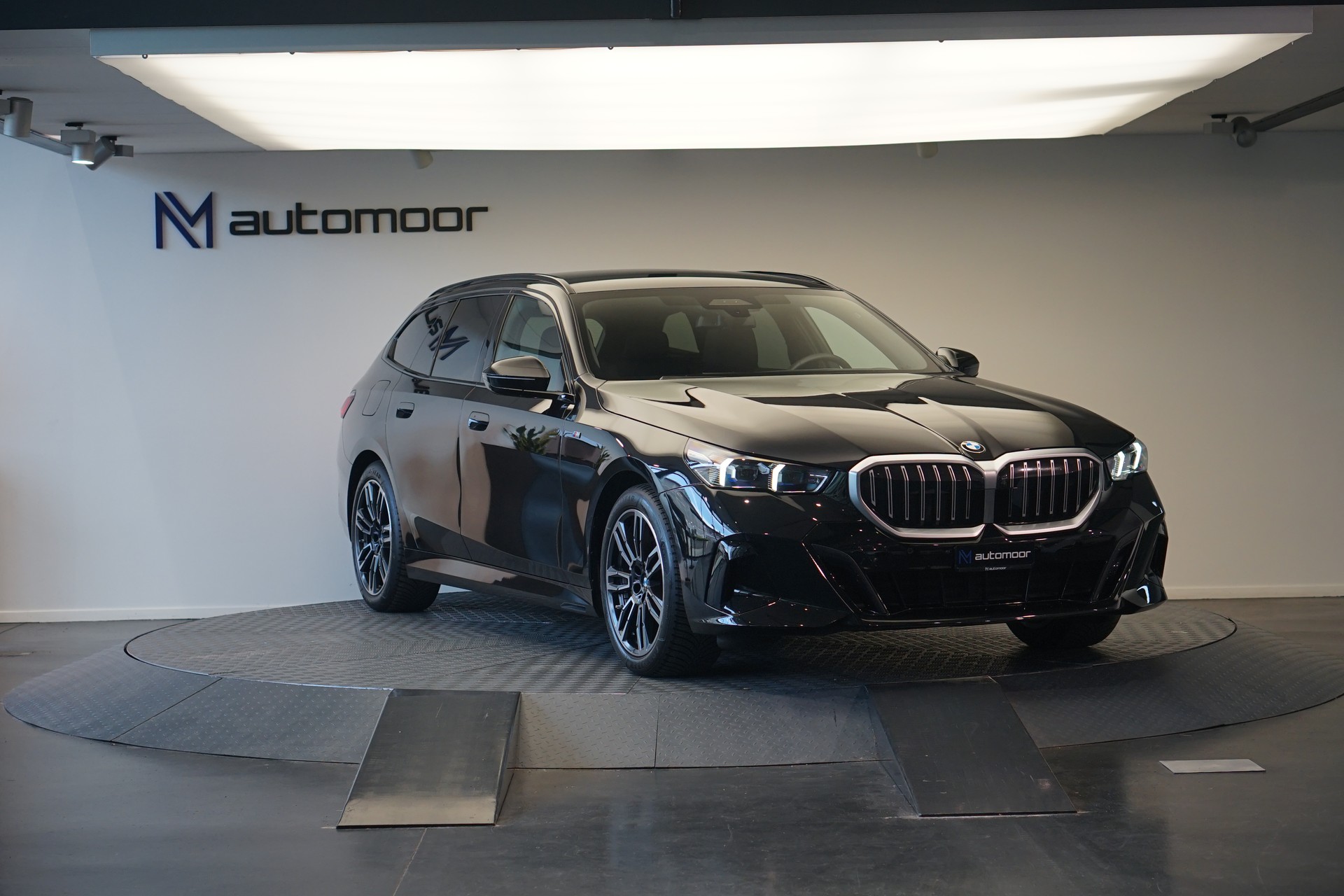 BMW 540d xDrive 48V Touring M Sport Steptronic *Panorama* *B&W* *AHK* *Carbon* *HuD*-showroom-element-2