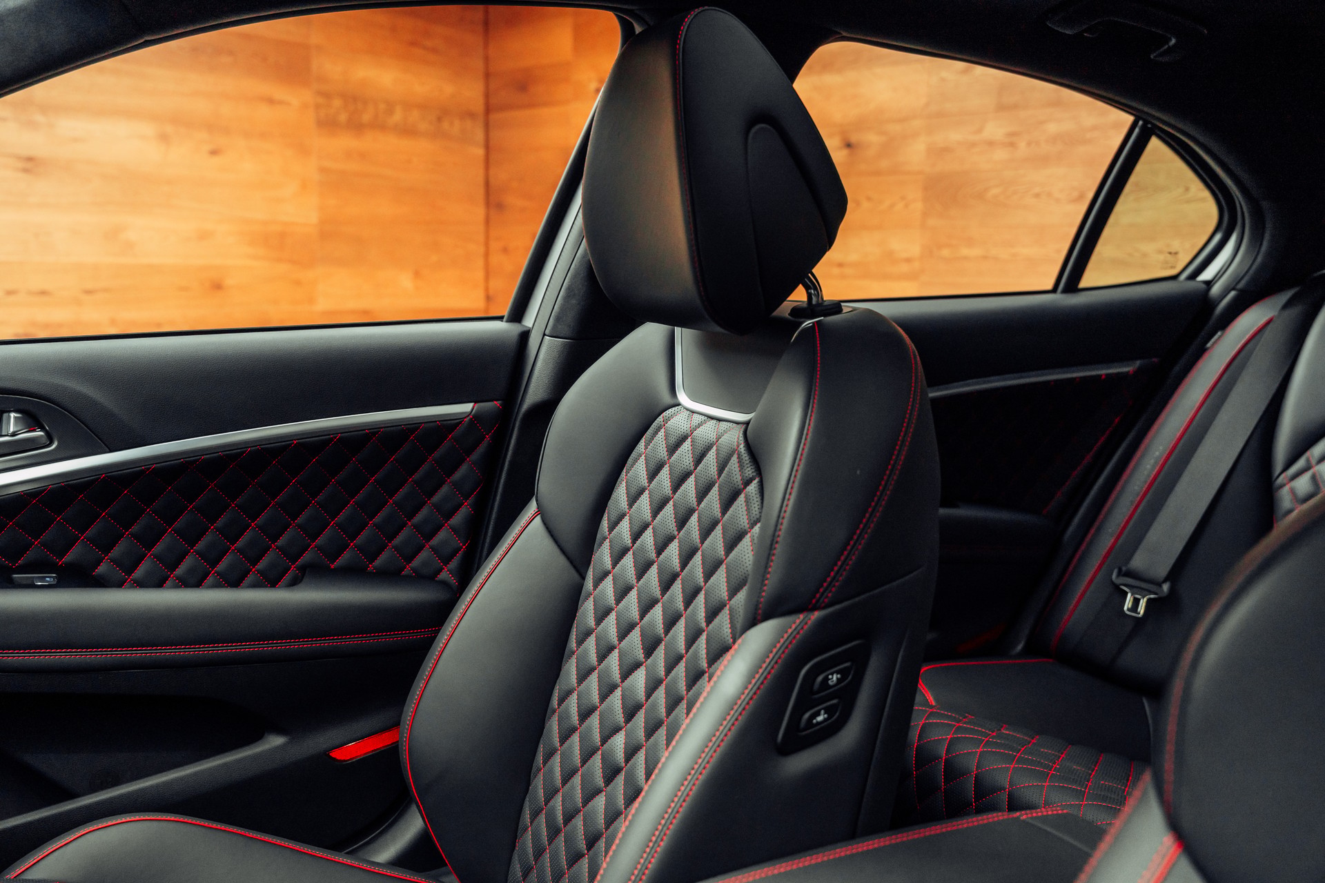 GENESIS G70 Shooting Brake 2.0 T Plus Sport AT8 AWD-image-6