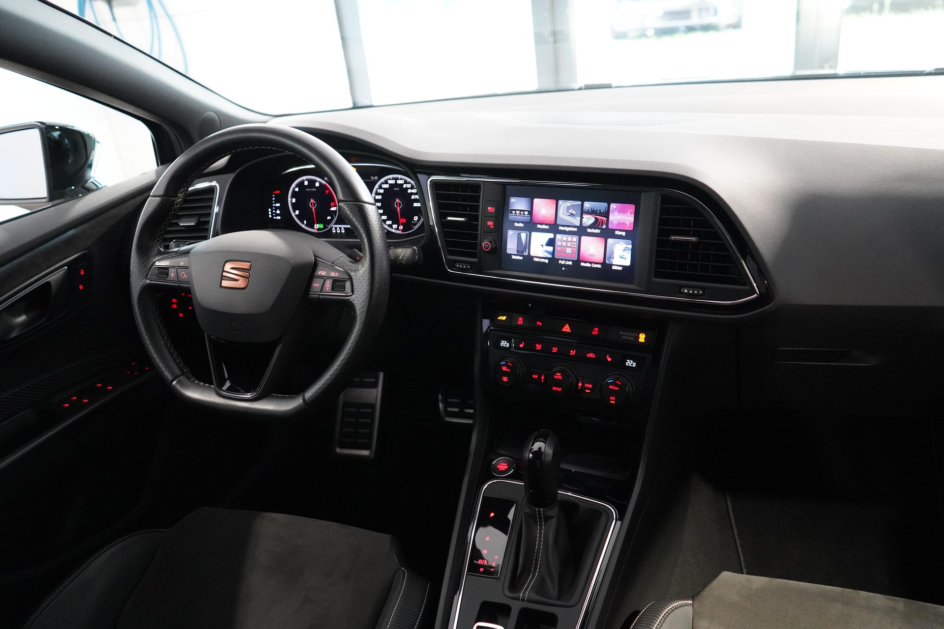 SEAT Leon ST 2.0 TSI 300 Cupra 4Drive DSG-image-8