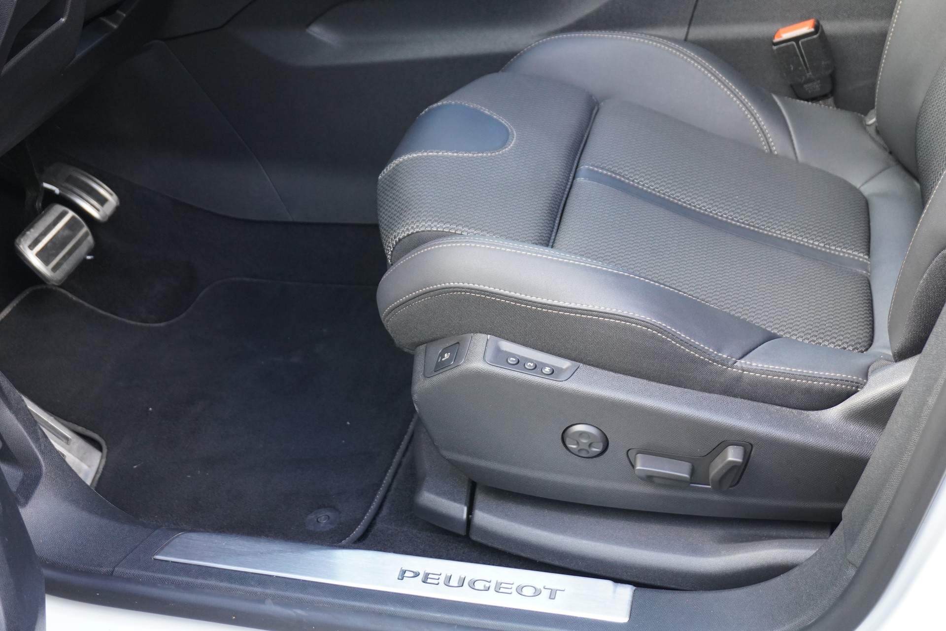 PEUGEOT 3008 1.2 PureTech GT EAT8-image-36