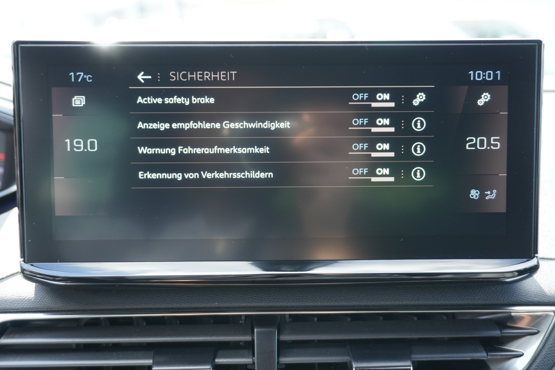 PEUGEOT 3008 1.2 PureTech GT EAT8-image-28