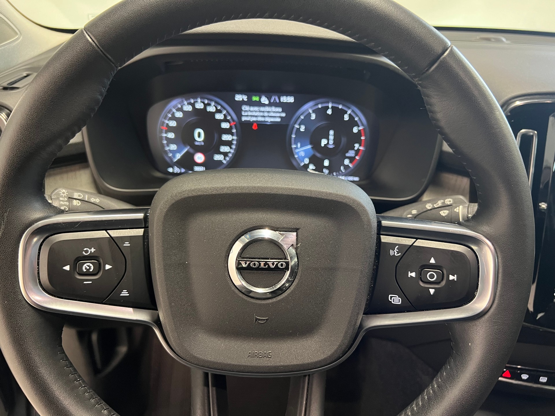 VOLVO XC40 2.0 B4 MH Inscription AWD-image-3