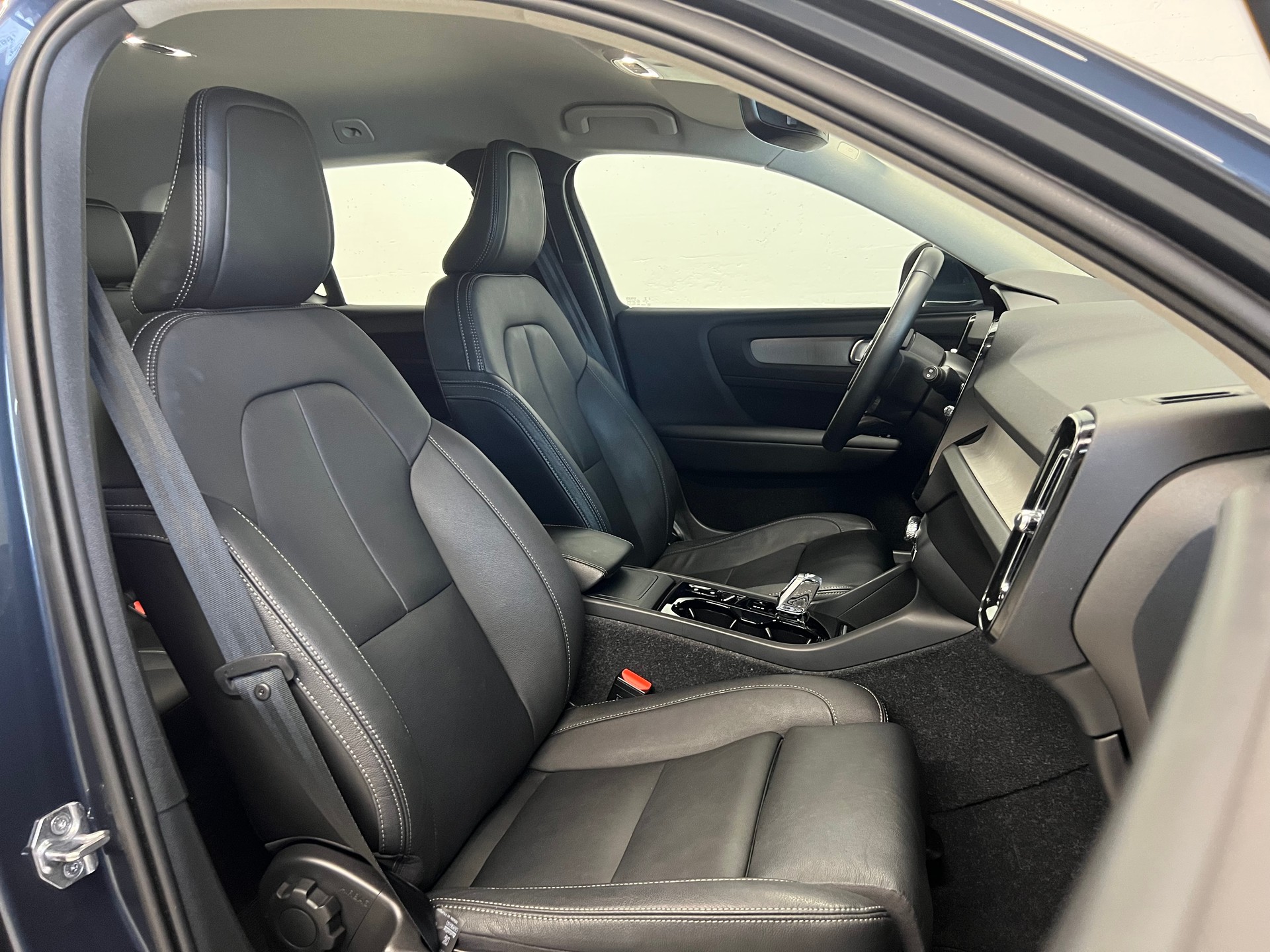 VOLVO XC40 2.0 B4 MH Inscription AWD-image-5