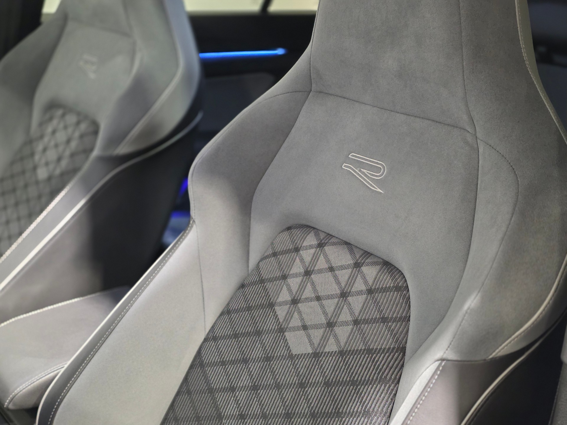 VW Golf 2.0 TSI R-Line DSG 4 Motion-image-19