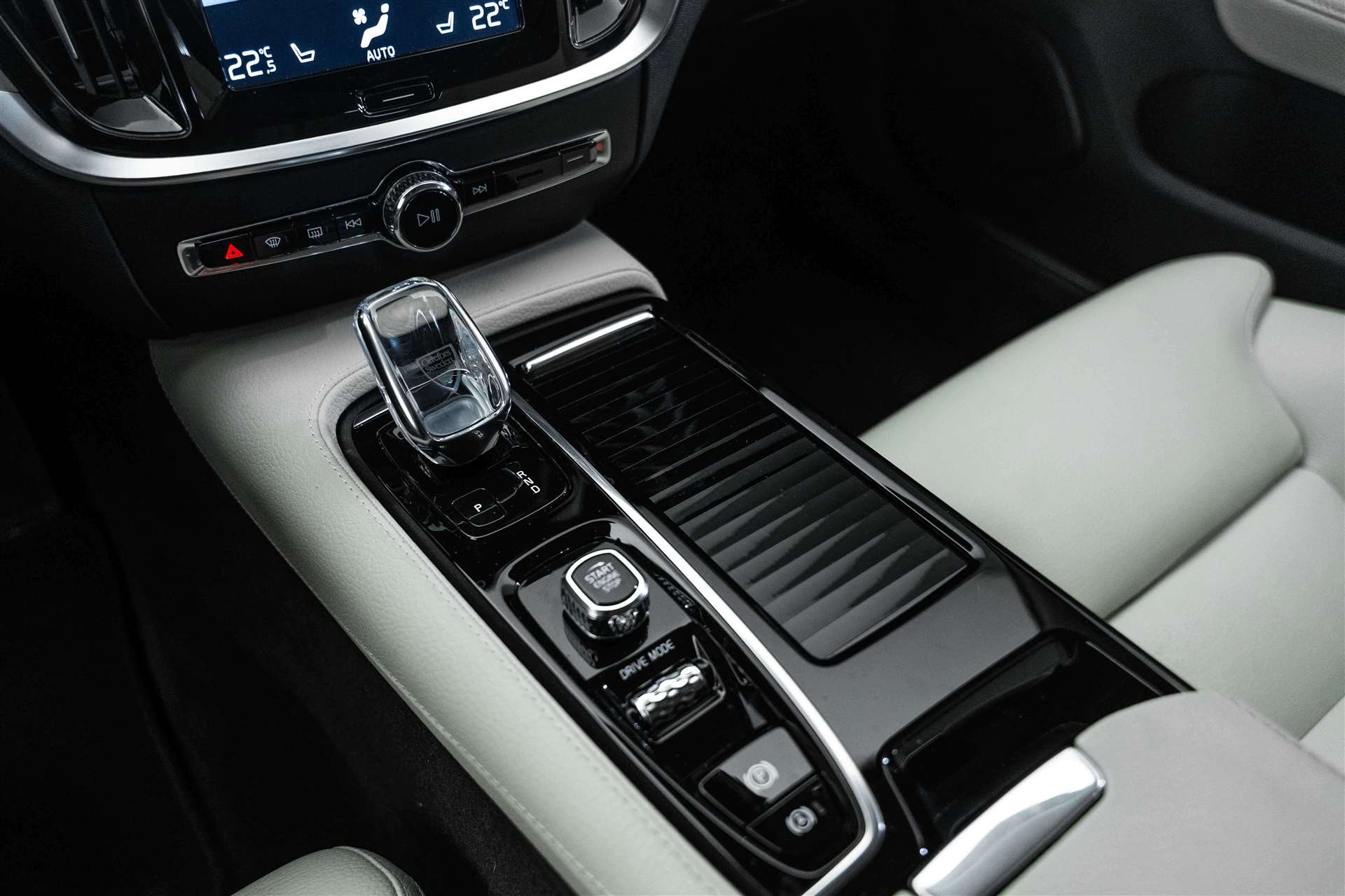 VOLVO V60 T8 eAWD Twin Engine Inscription Geartronic-image-23