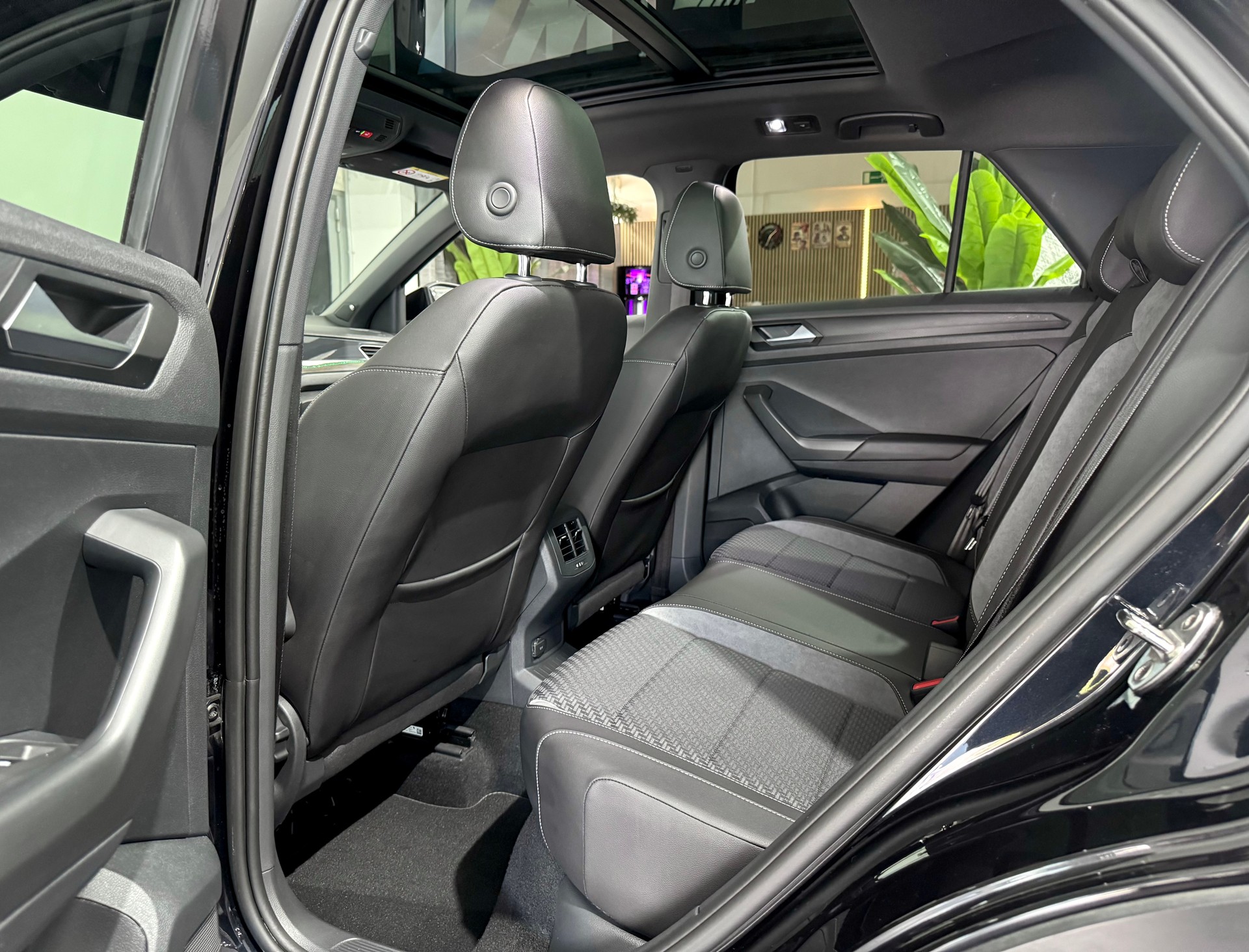 VW T-Roc 2.0 TSI R-Line Sport DSG 4Motion-image-7