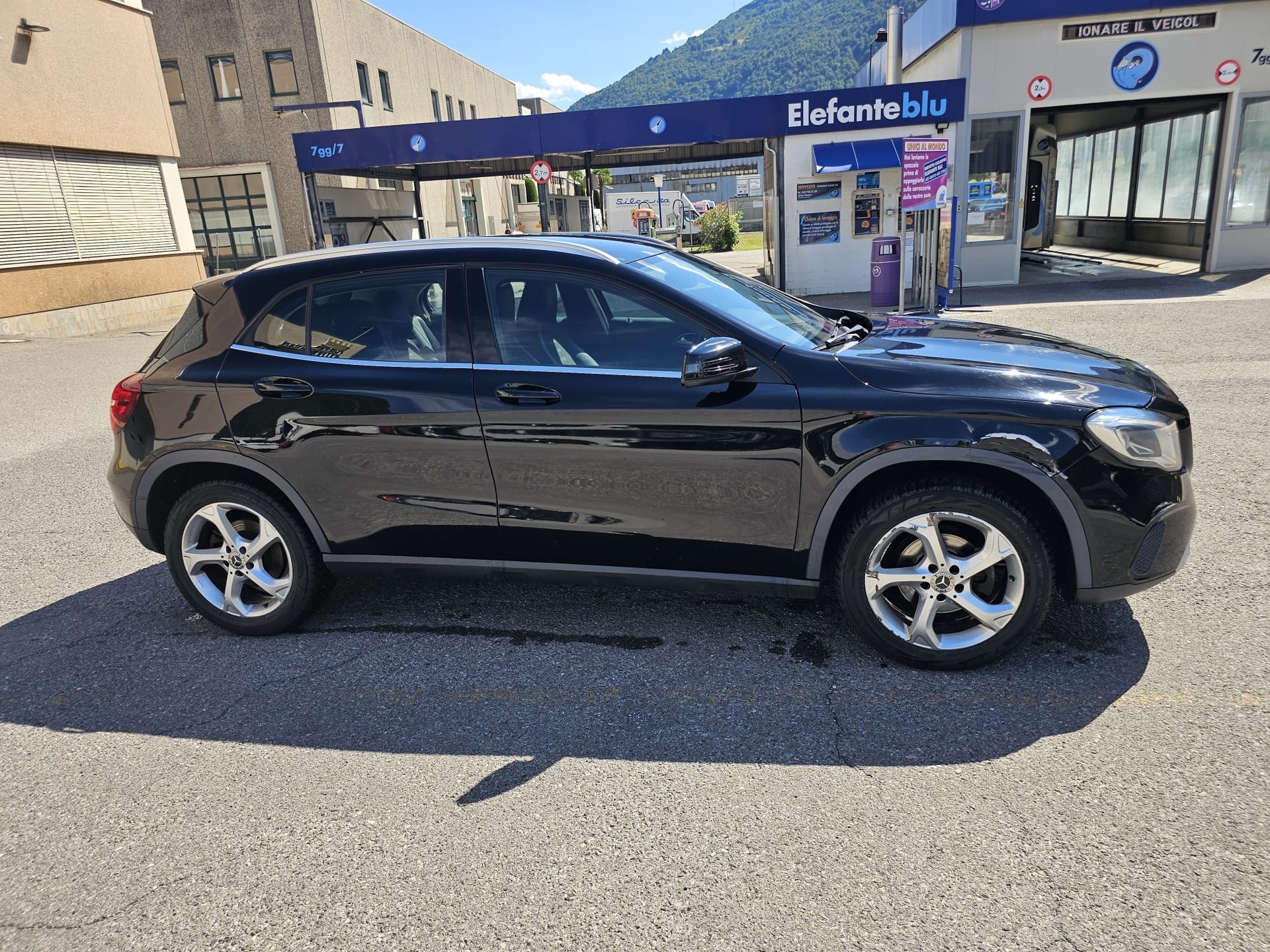 MERCEDES-BENZ GLA 200 d Urban 7G-DCT-image-1