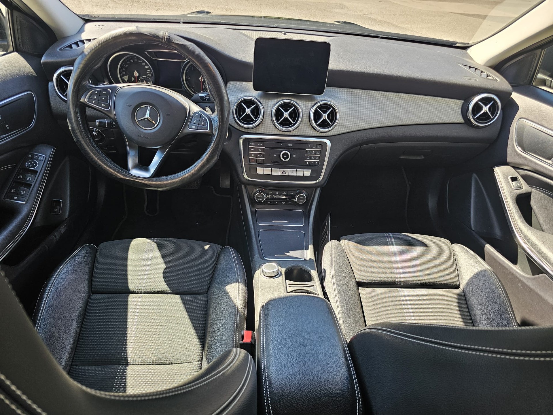 MERCEDES-BENZ GLA 200 d Urban 7G-DCT-image-11