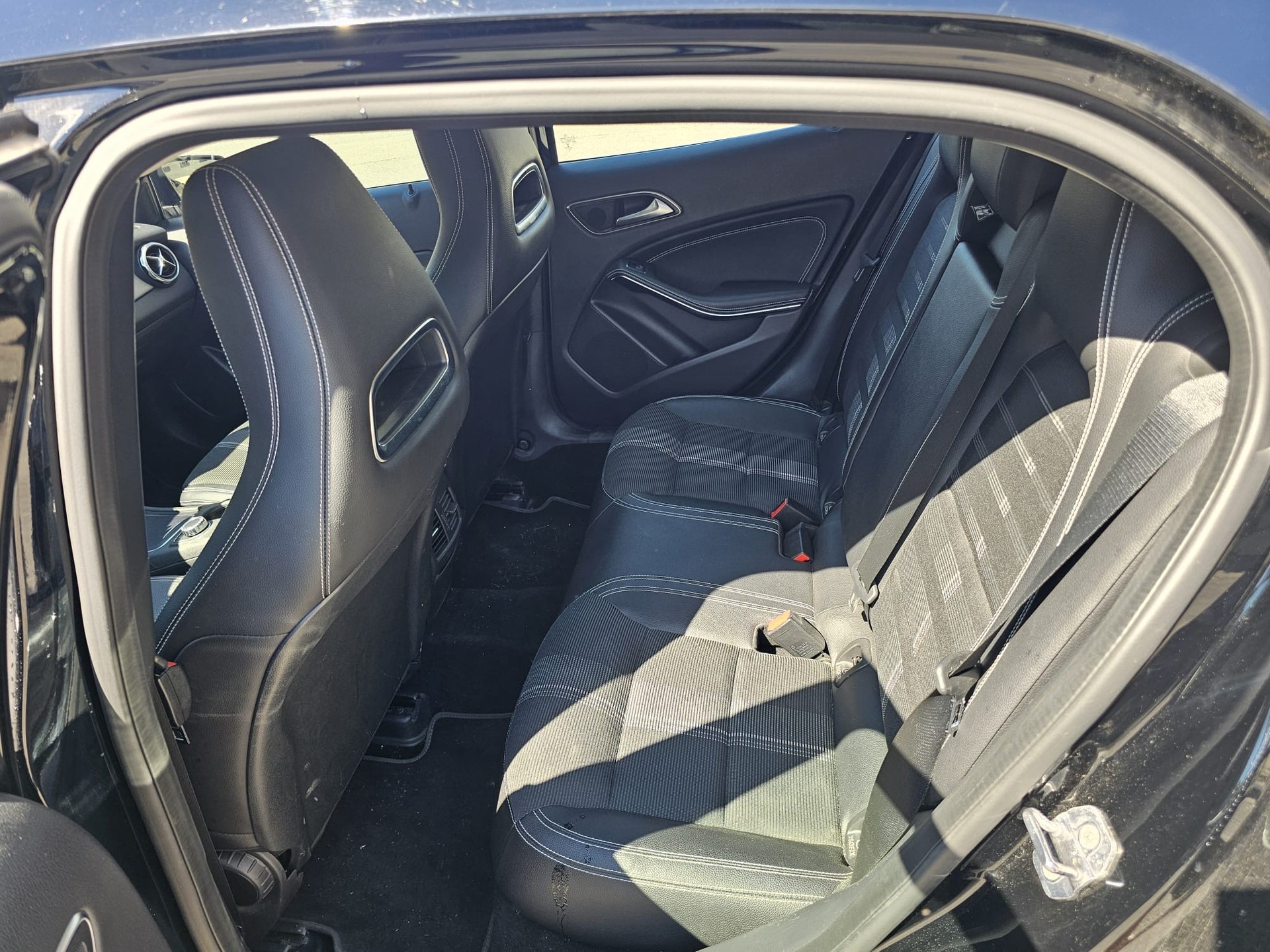 MERCEDES-BENZ GLA 200 d Urban 7G-DCT-image-10