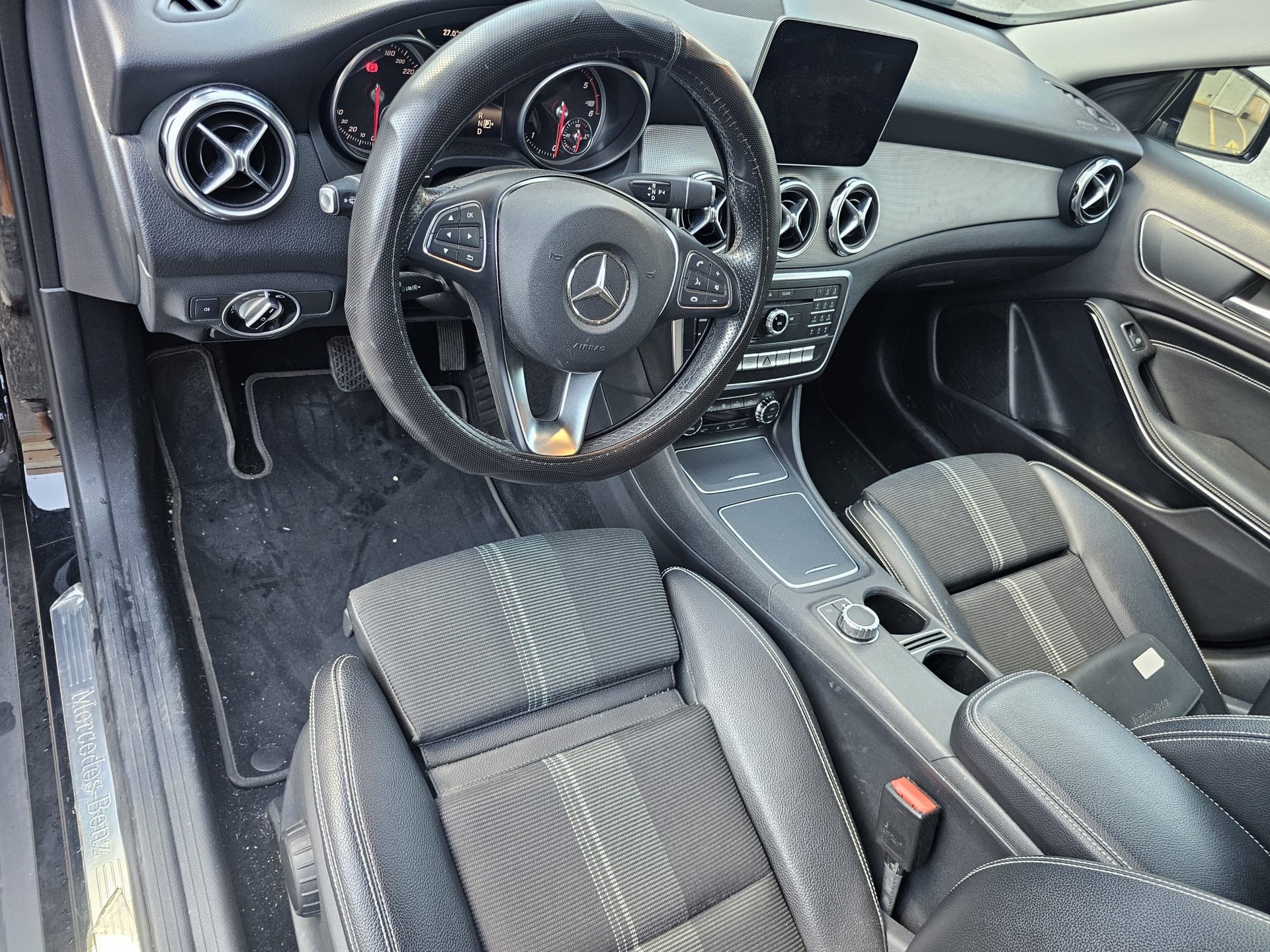 MERCEDES-BENZ GLA 200 d Urban 7G-DCT-image-9