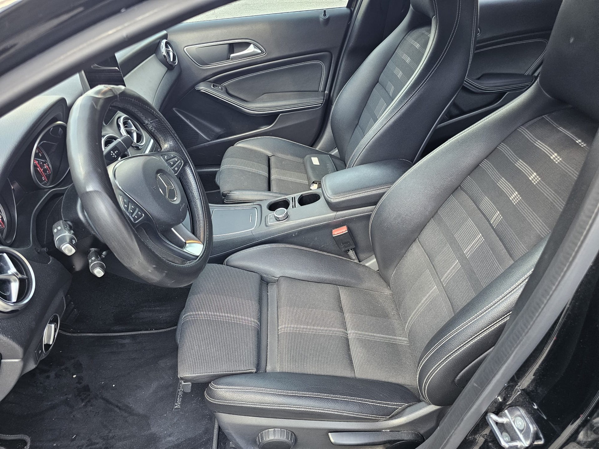 MERCEDES-BENZ GLA 200 d Urban 7G-DCT-image-12