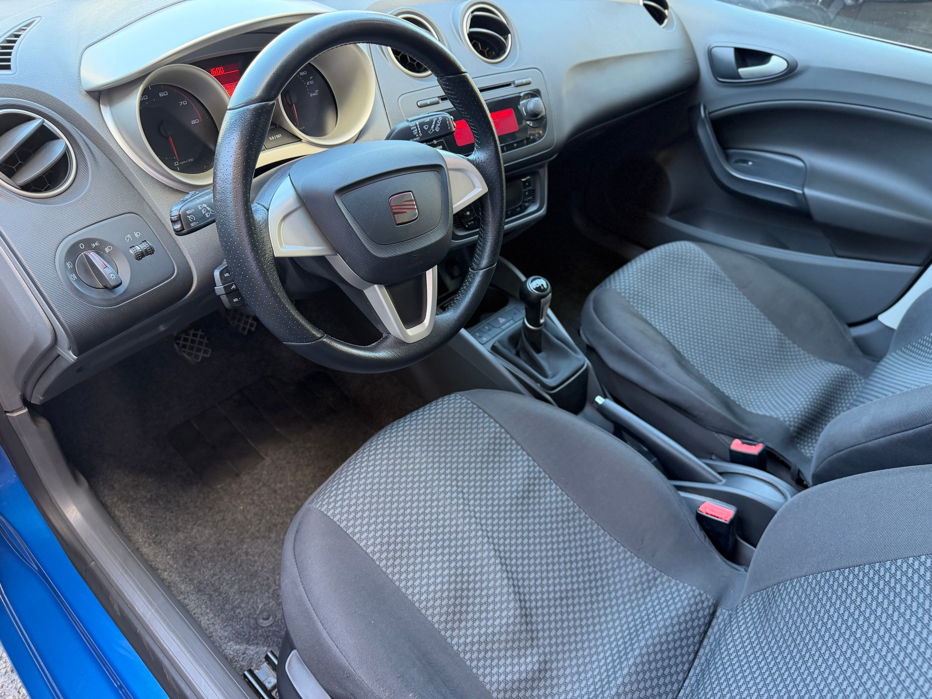 SEAT Ibiza 1.6 Sport-image-9
