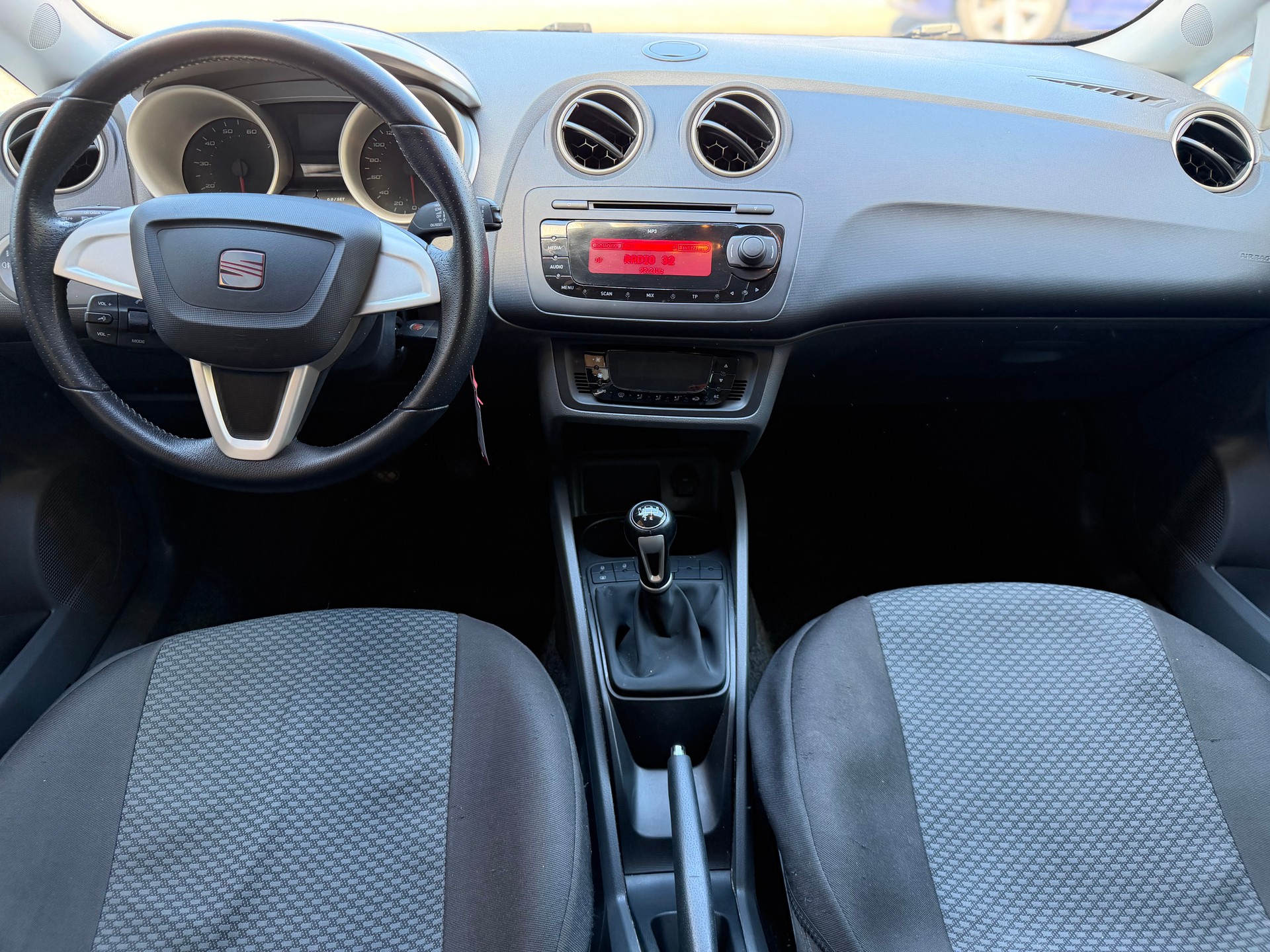 SEAT Ibiza 1.6 Sport-image-7