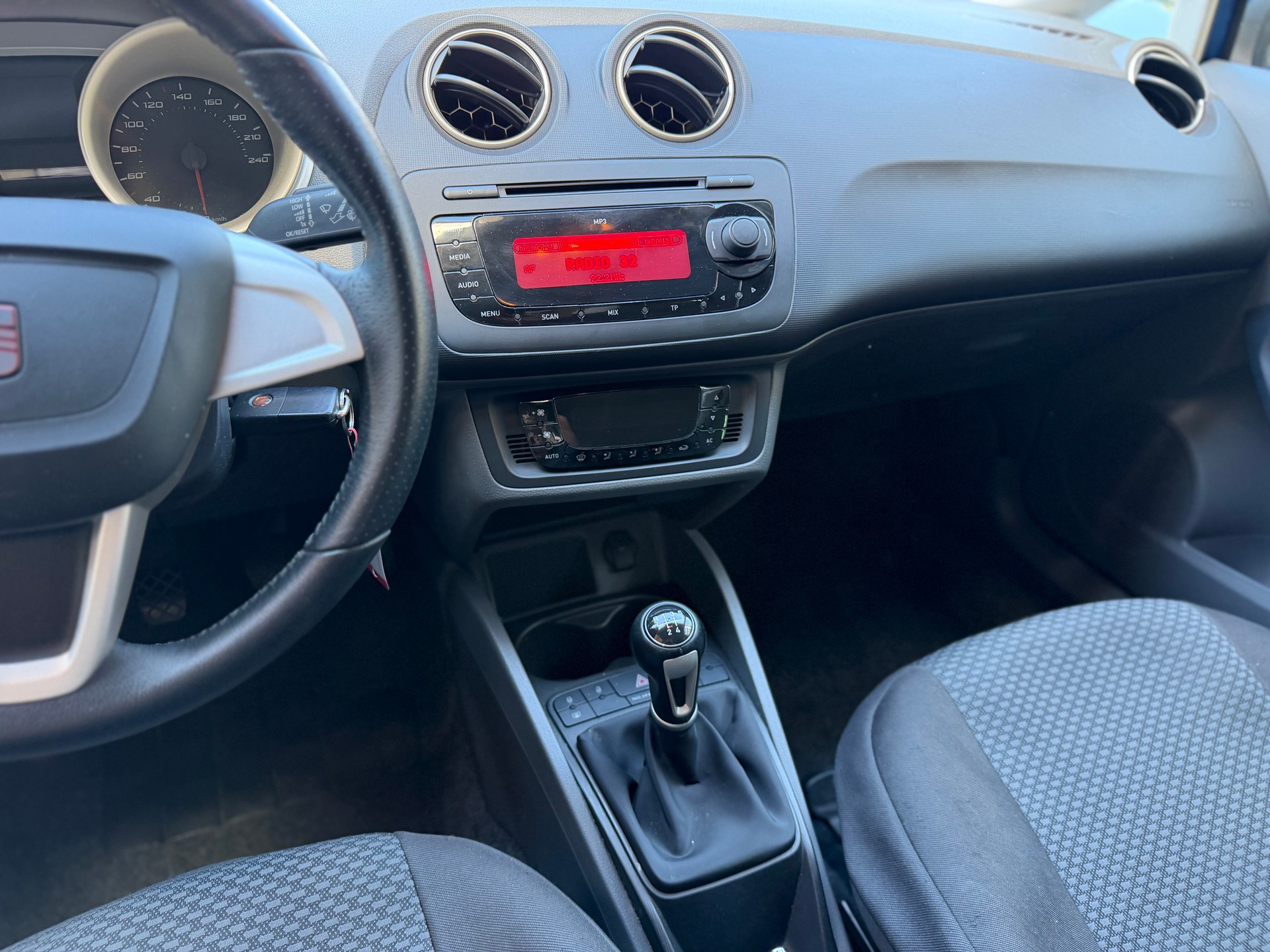SEAT Ibiza 1.6 Sport-image-8