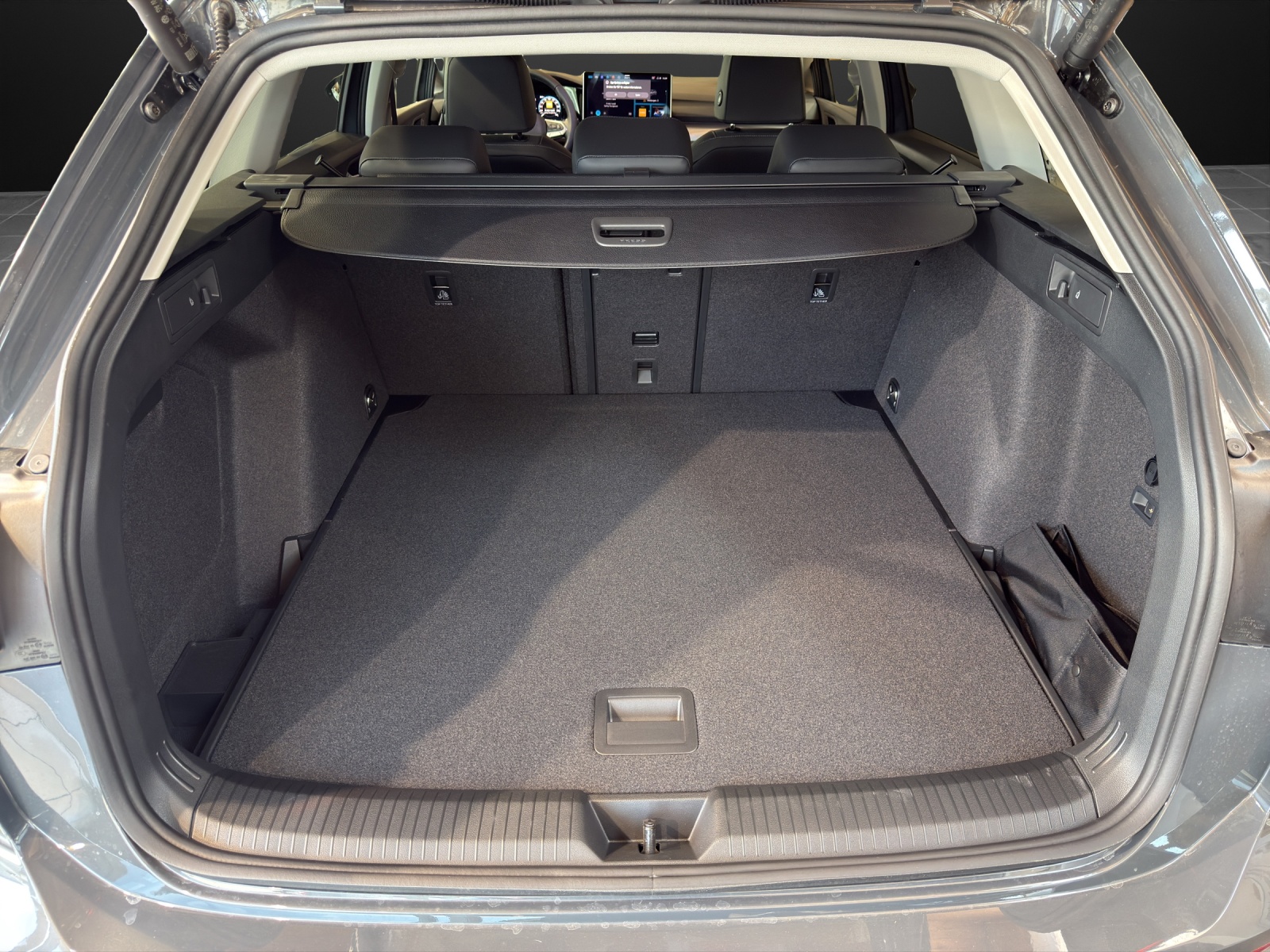 VW Golf Variant 2.0 TDI Business DSG-image-12
