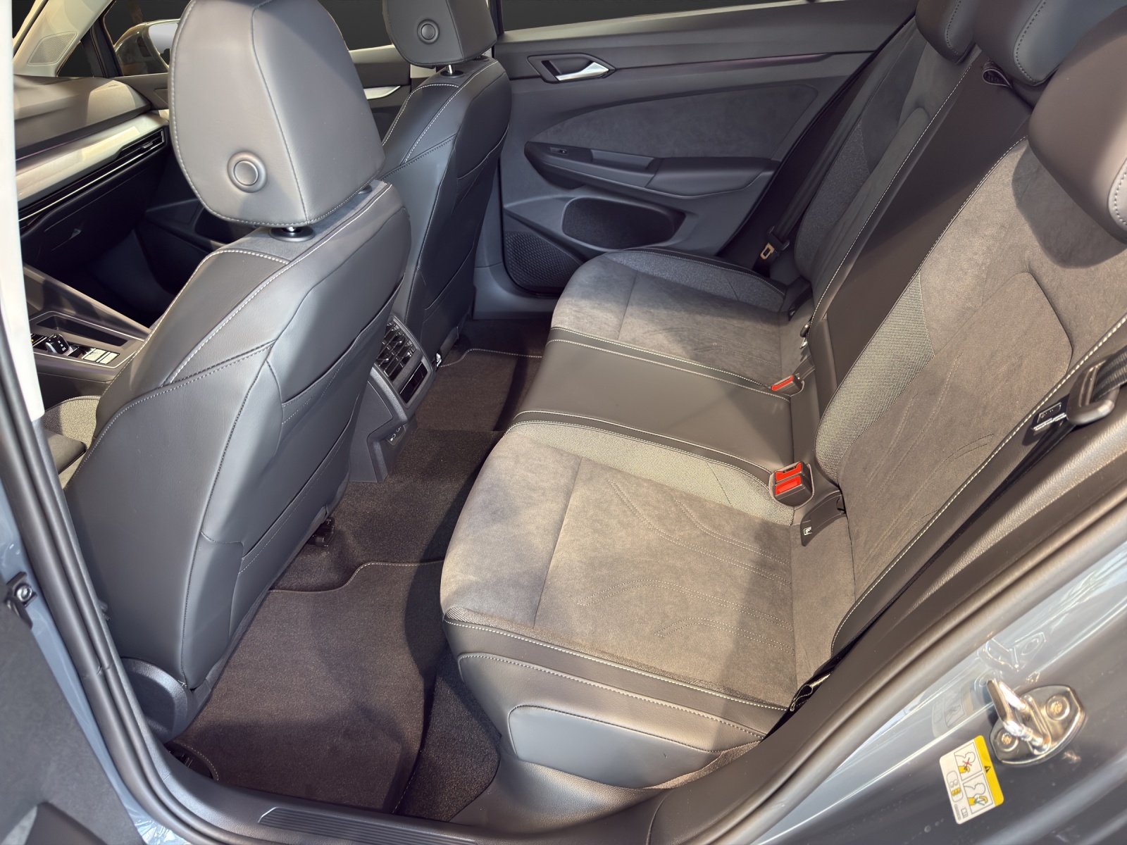 VW Golf Variant 2.0 TDI Business DSG-image-8