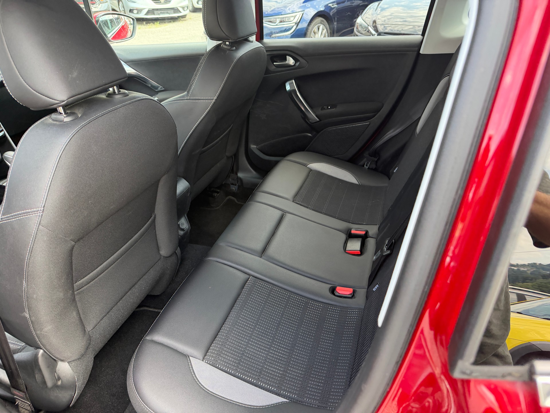 PEUGEOT 2008 1.2 PureTech Allure EAT6-image-5