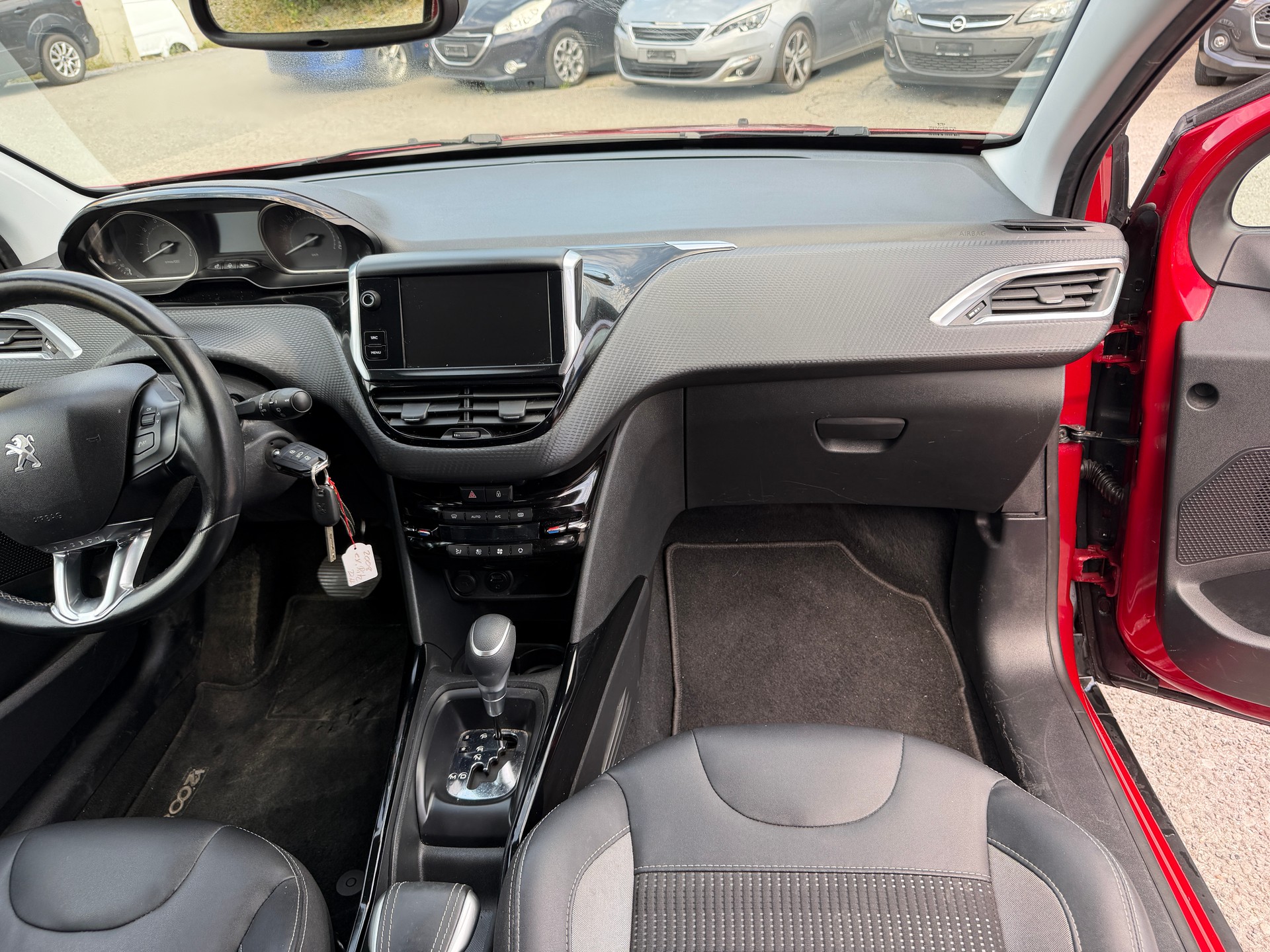 PEUGEOT 2008 1.2 PureTech Allure EAT6-image-10