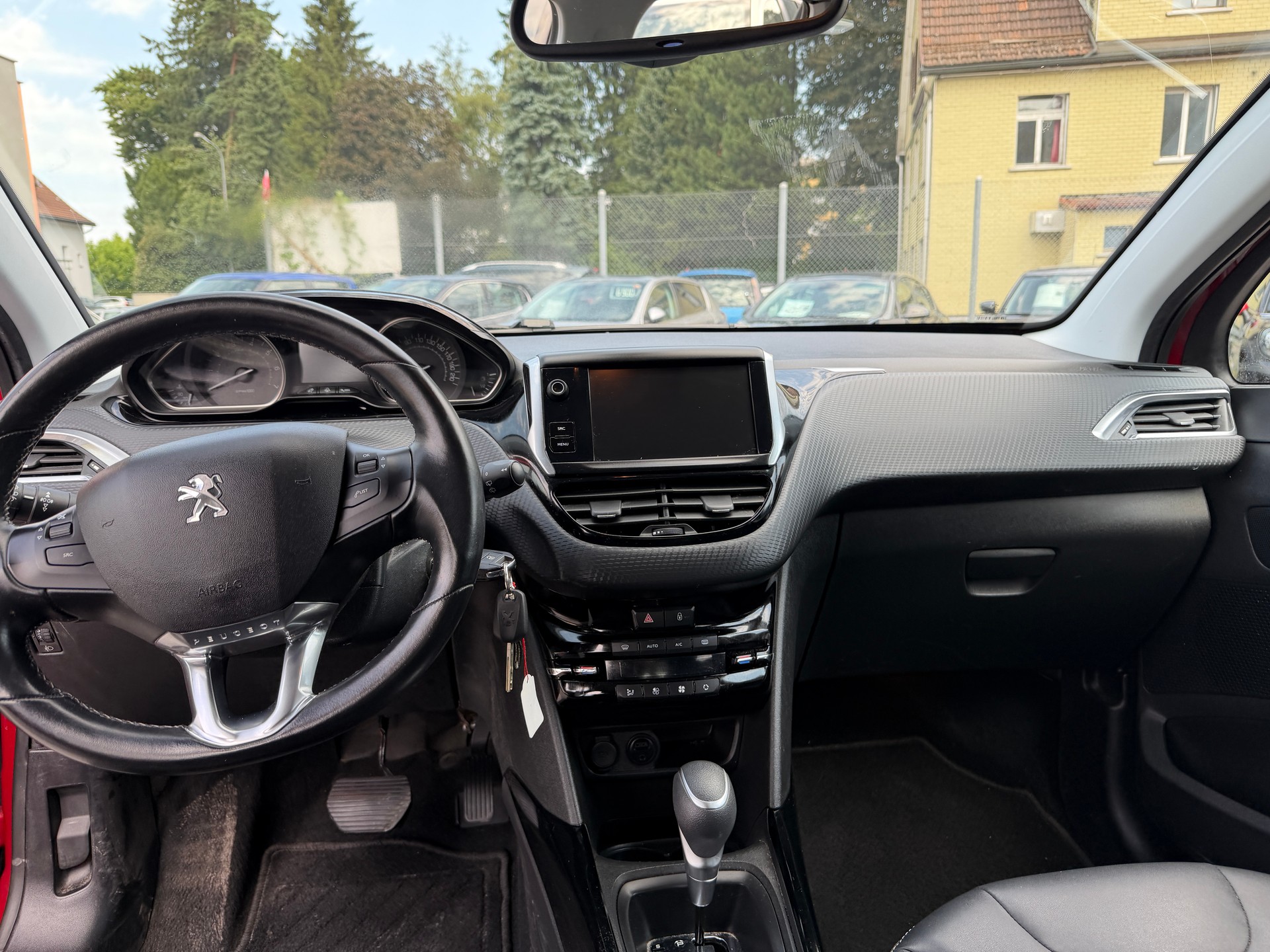 PEUGEOT 2008 1.2 PureTech Allure EAT6-image-6