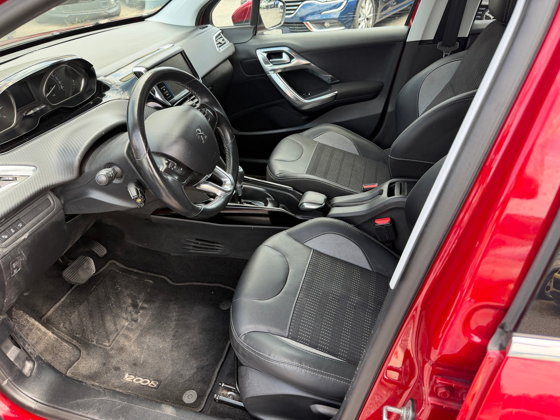 PEUGEOT 2008 1.2 PureTech Allure EAT6-image-7
