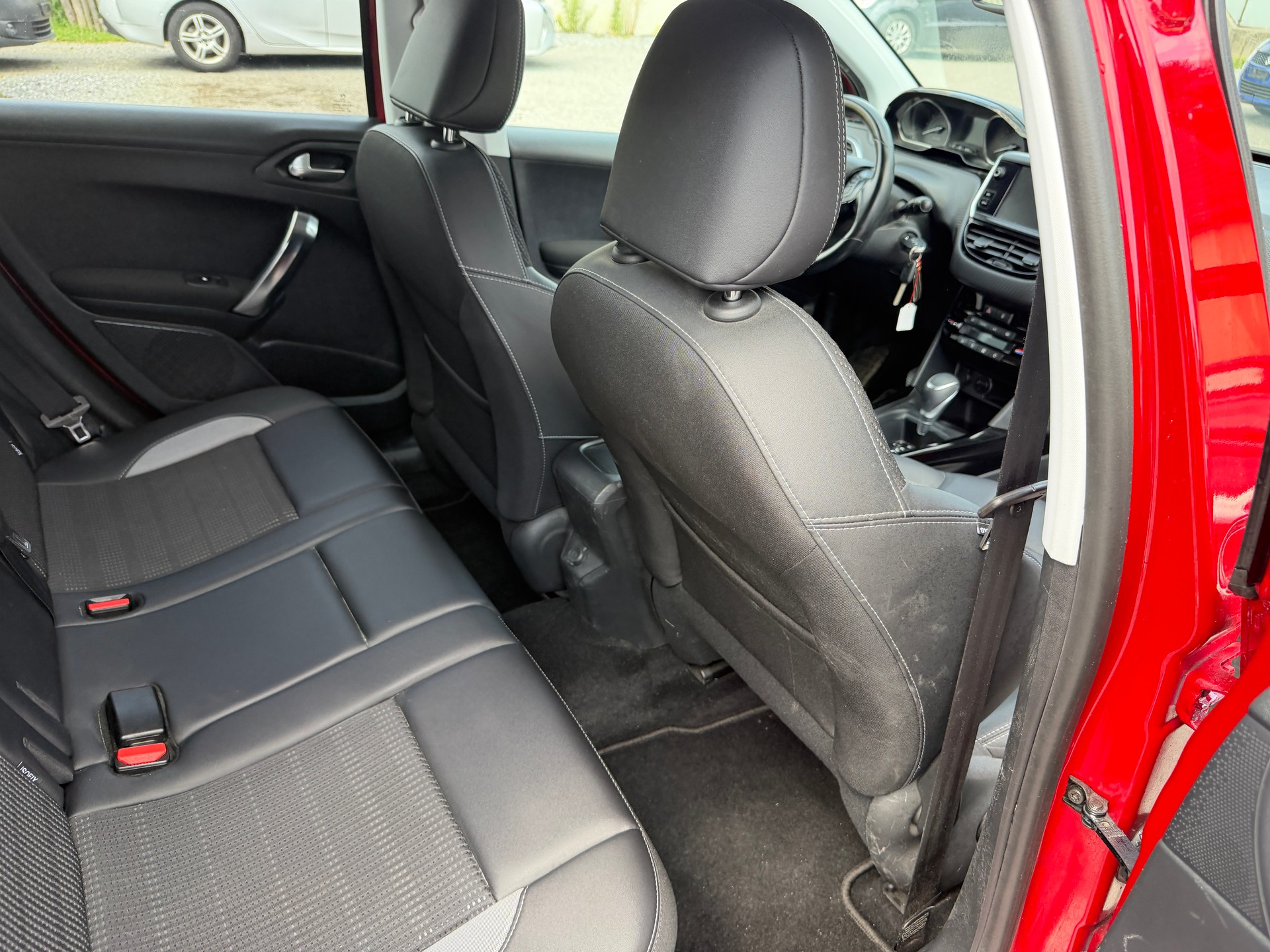 PEUGEOT 2008 1.2 PureTech Allure EAT6-image-9