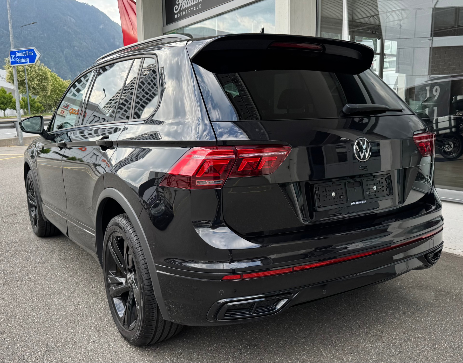 VW Tiguan 2.0TSI R-Line 4Motion DSG-image-3