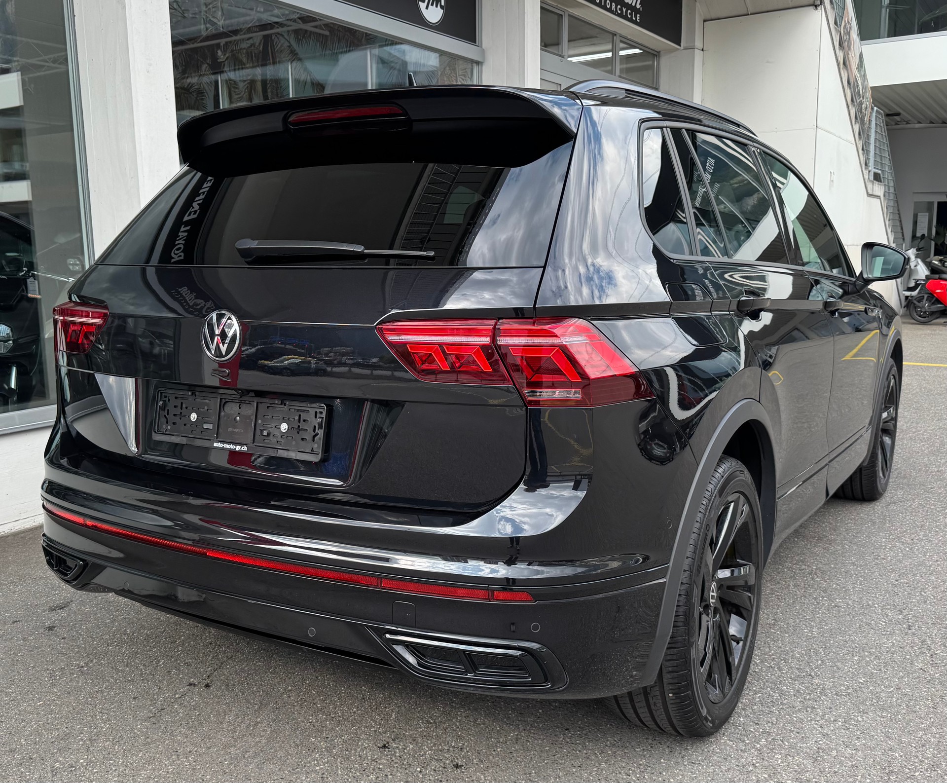 VW Tiguan 2.0TSI R-Line 4Motion DSG-image-4