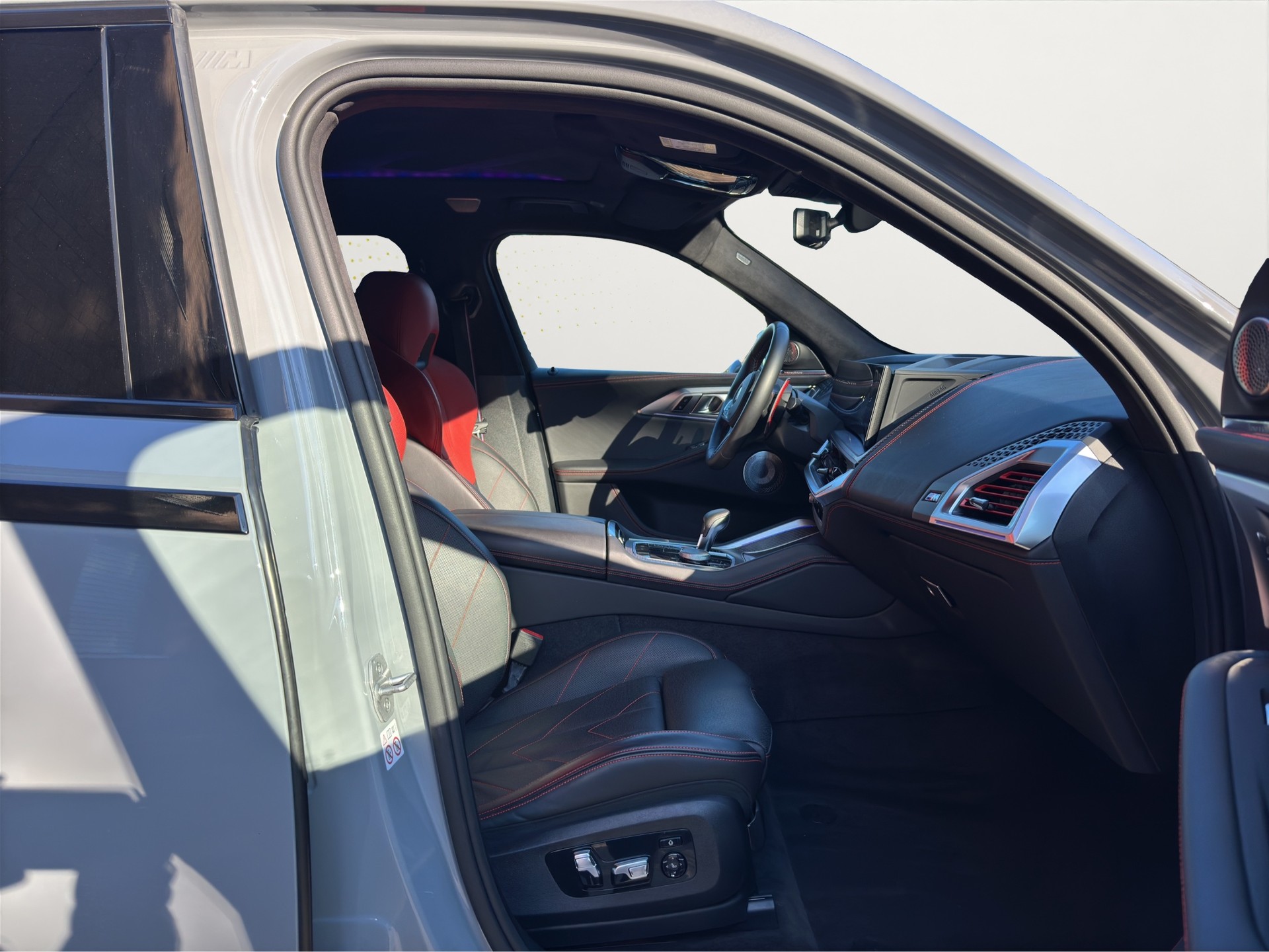 BMW XM xDrive PHEV Label (CH) INDIVIDUAL M Driver's Package-image-12