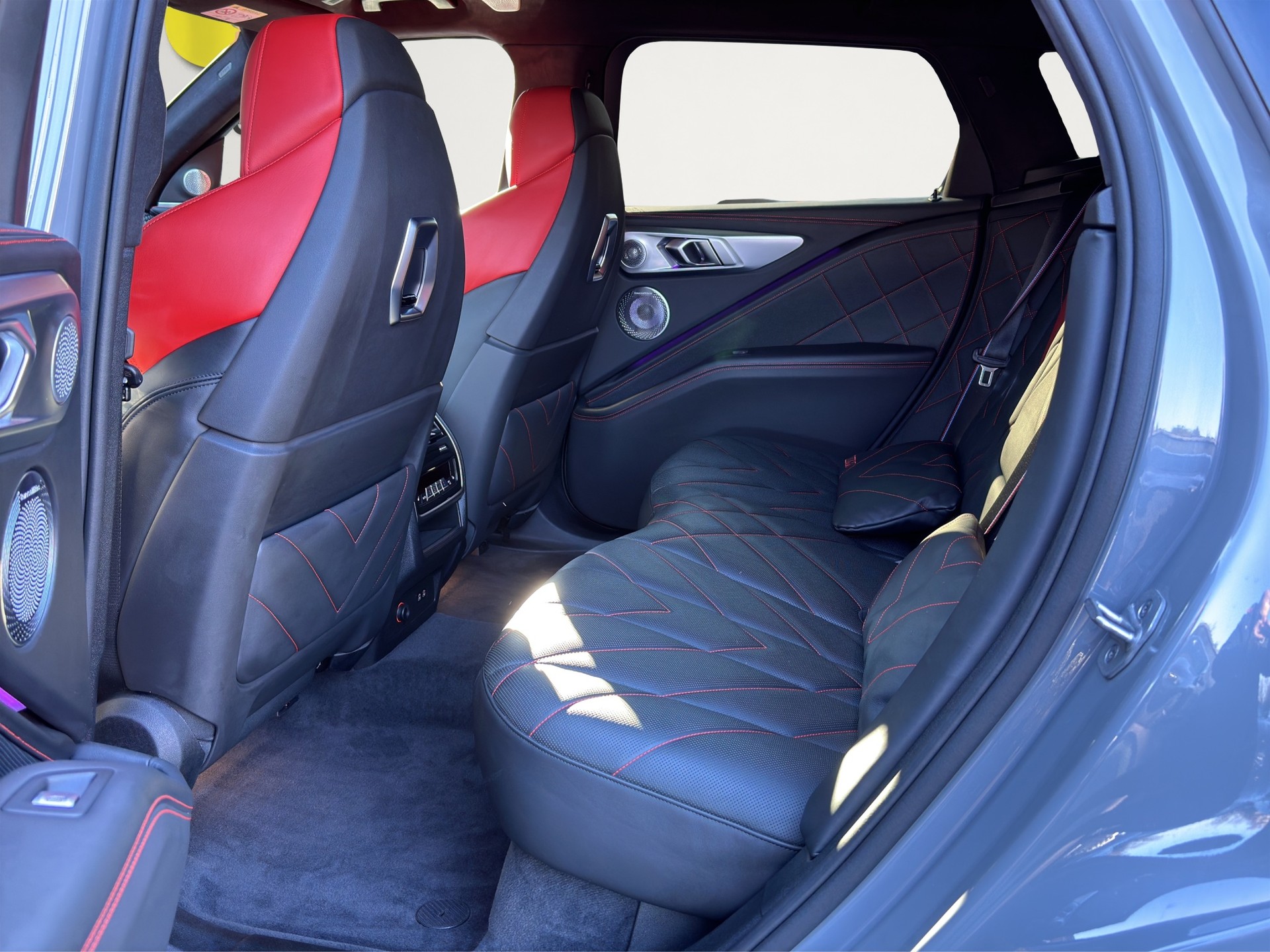 BMW XM xDrive PHEV Label (CH) INDIVIDUAL M Driver's Package-image-13