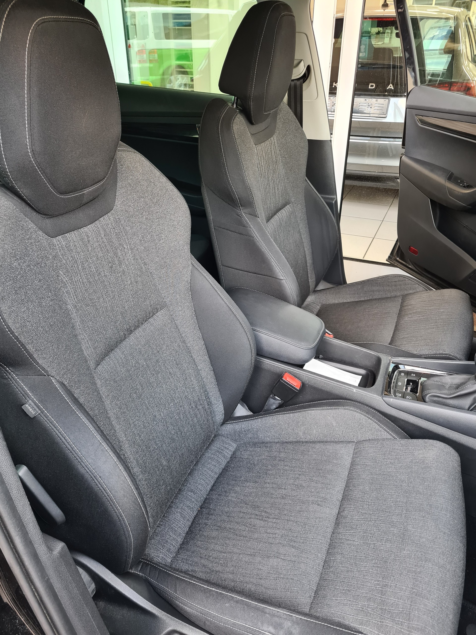 SKODA Karoq 2.0 TDI CR Style 4x4 DSG-image-6