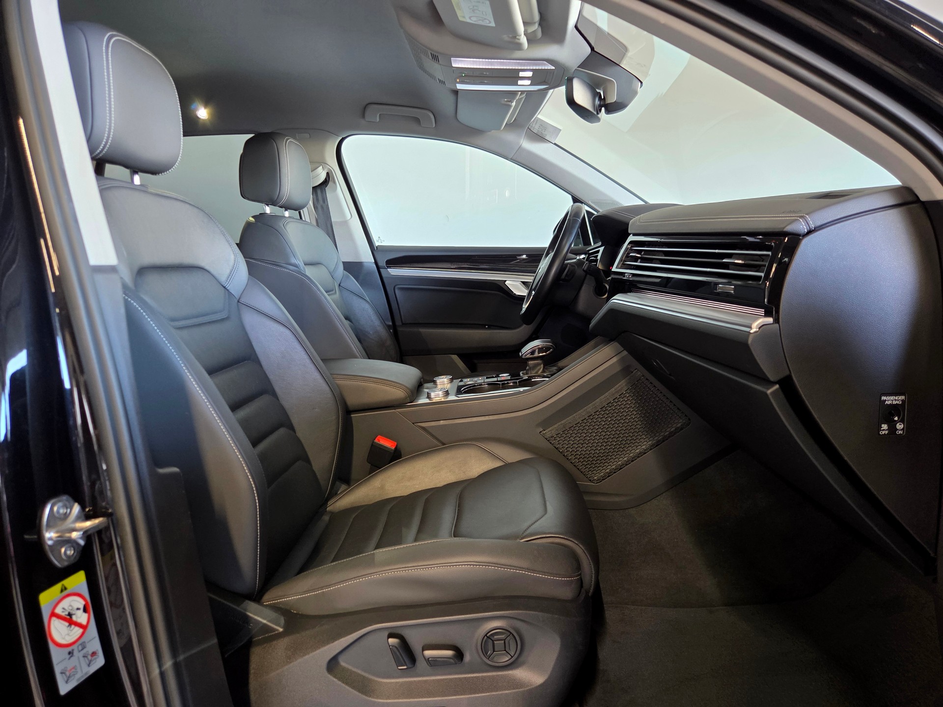 VW Touareg 3.0 V6 TDI 286 Elegance-image-16