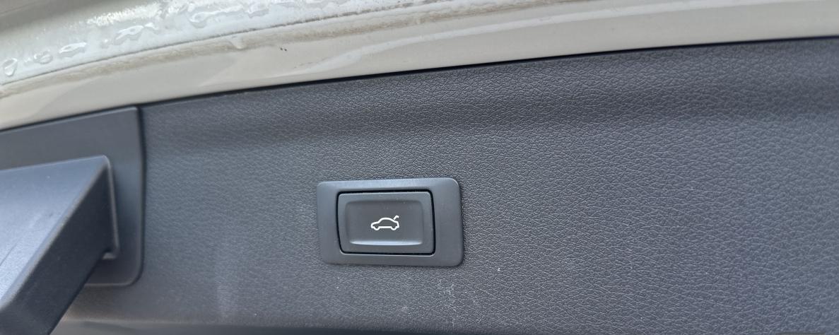 AUDI Q3 2.0 TDI design quattro S-tronic-image-8