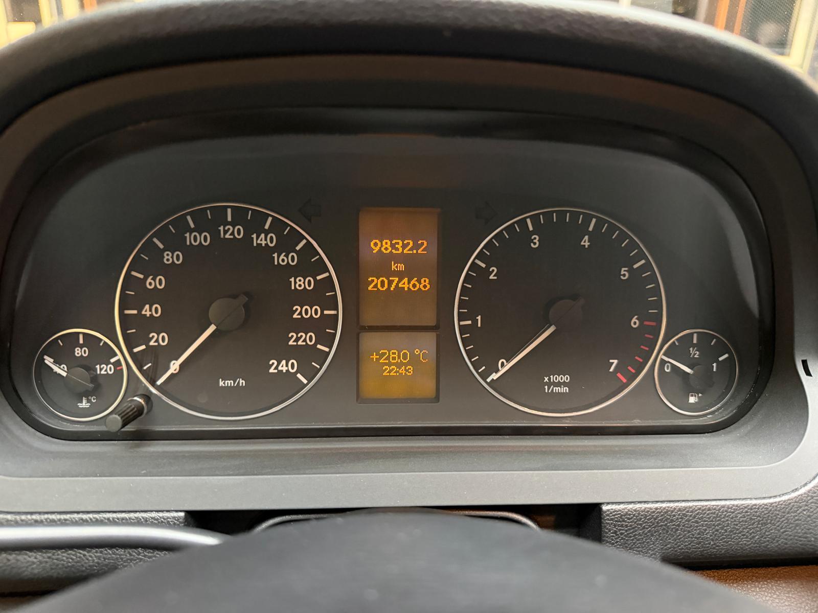 MERCEDES-BENZ A 200 Avantgarde-image-22