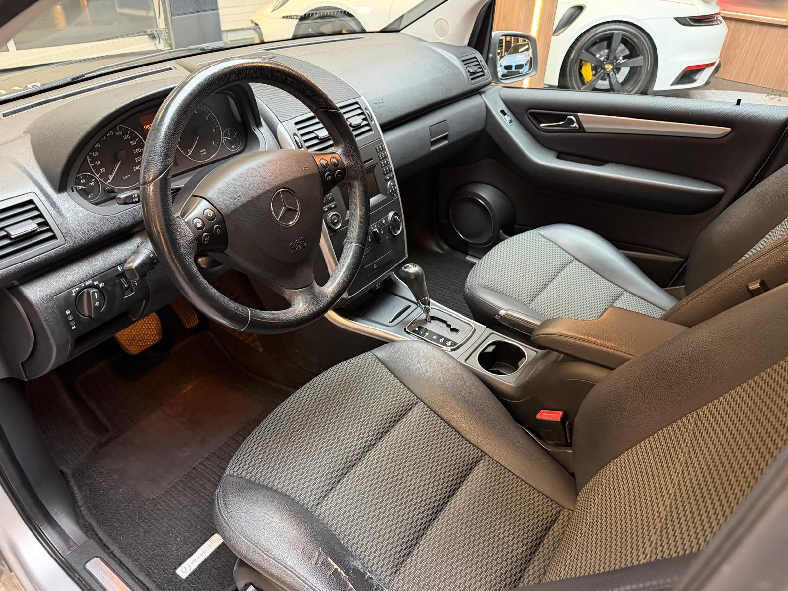 MERCEDES-BENZ A 200 Avantgarde-image-13
