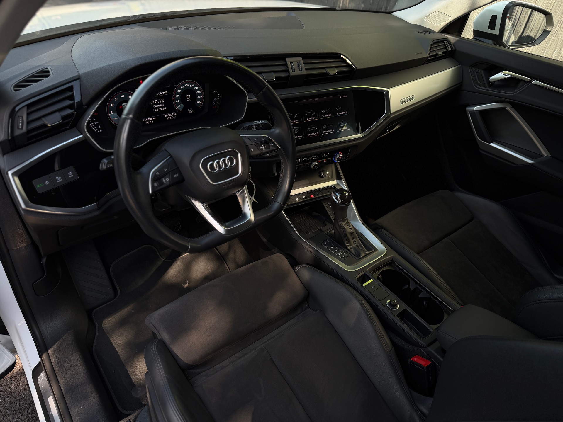 AUDI Q3 40 TFSI S line quattro S-tronic-image-9