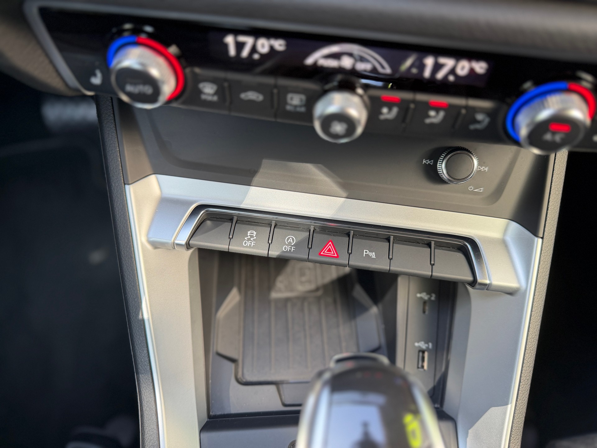 AUDI Q3 40 TFSI S line quattro S-tronic-image-16