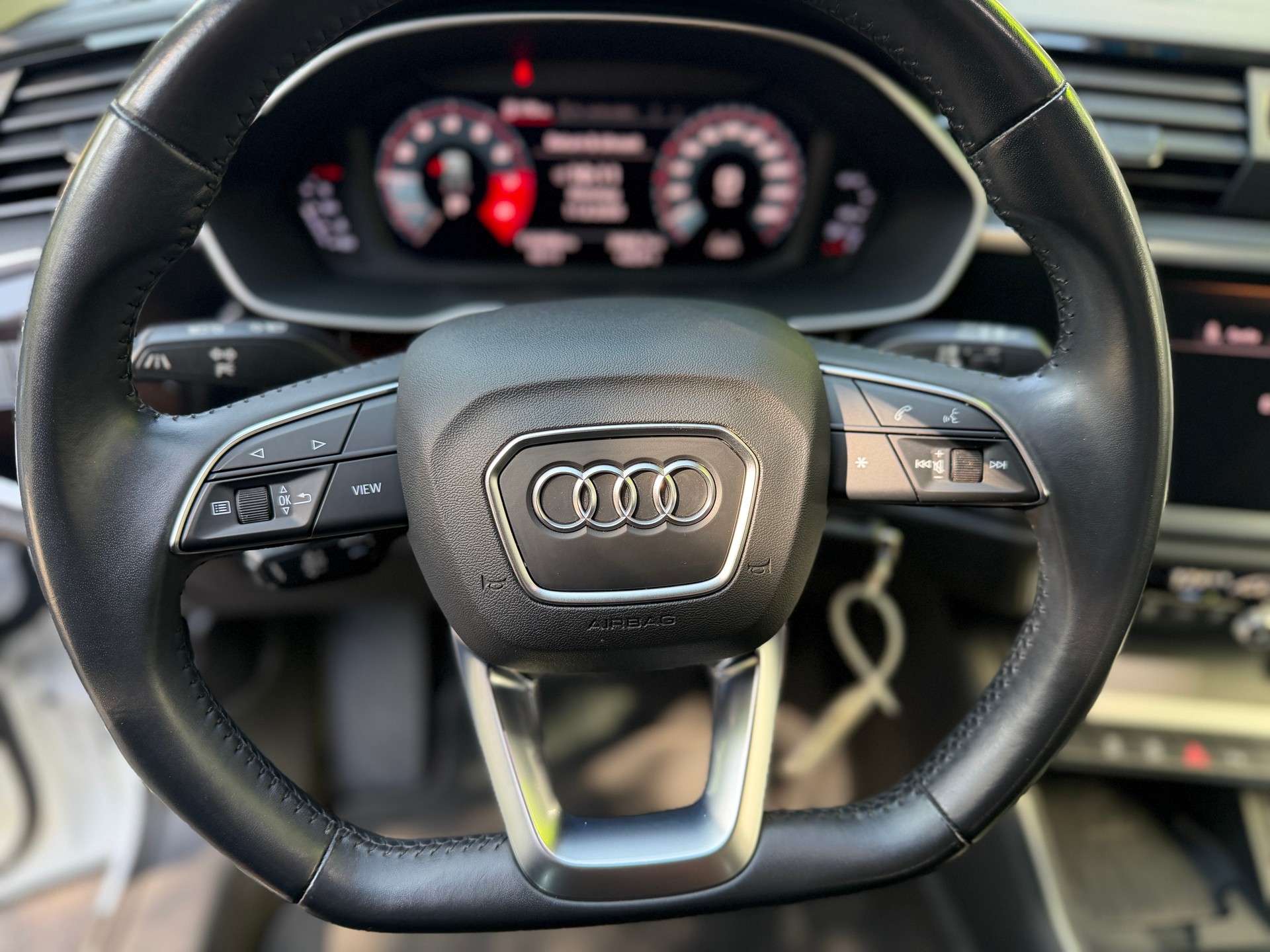 AUDI Q3 40 TFSI S line quattro S-tronic-image-11