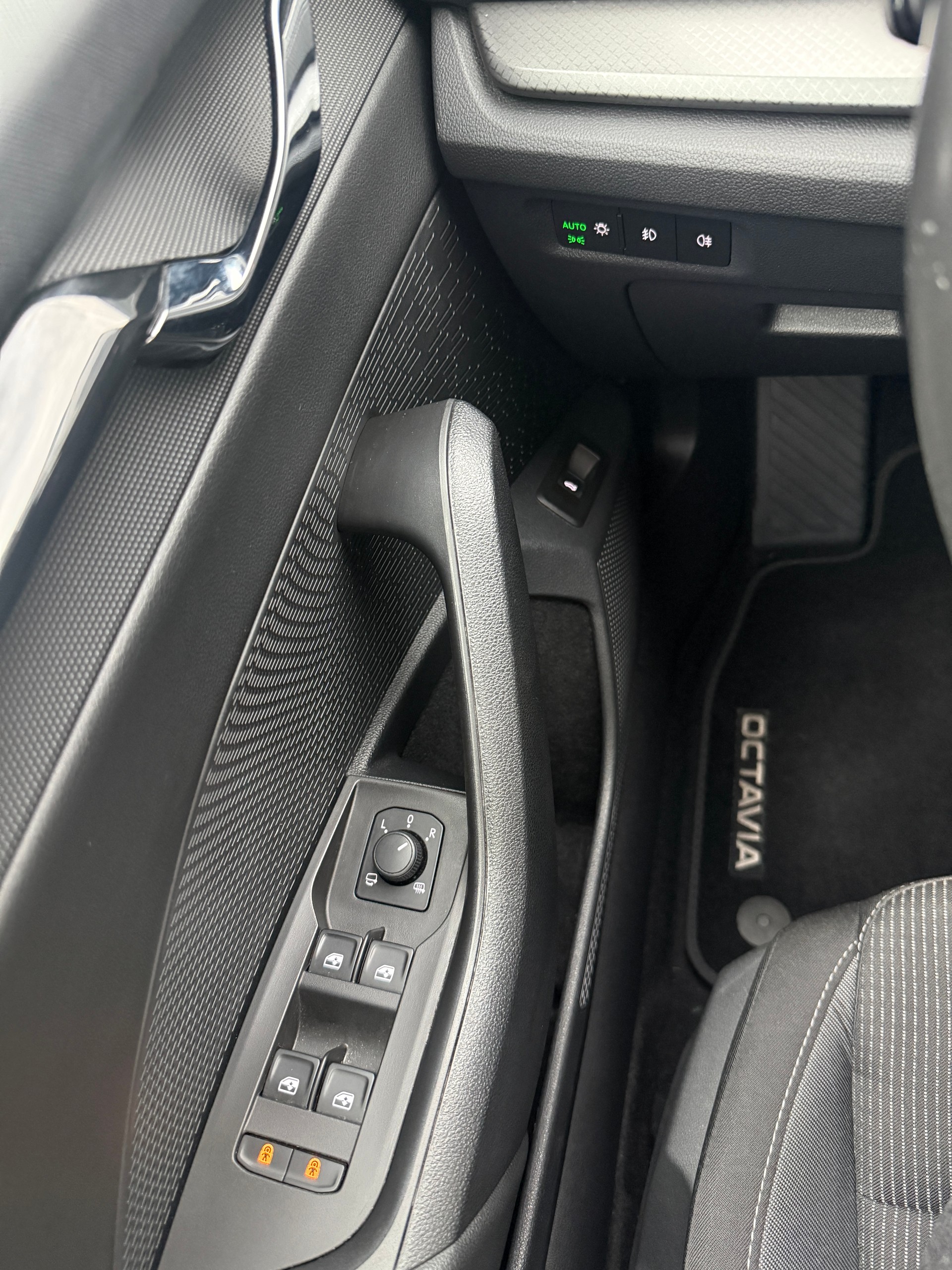 SKODA Octavia Combi 2.0 TDI DSG Ambition *TOP-AUSSTATTUNG*-image-29