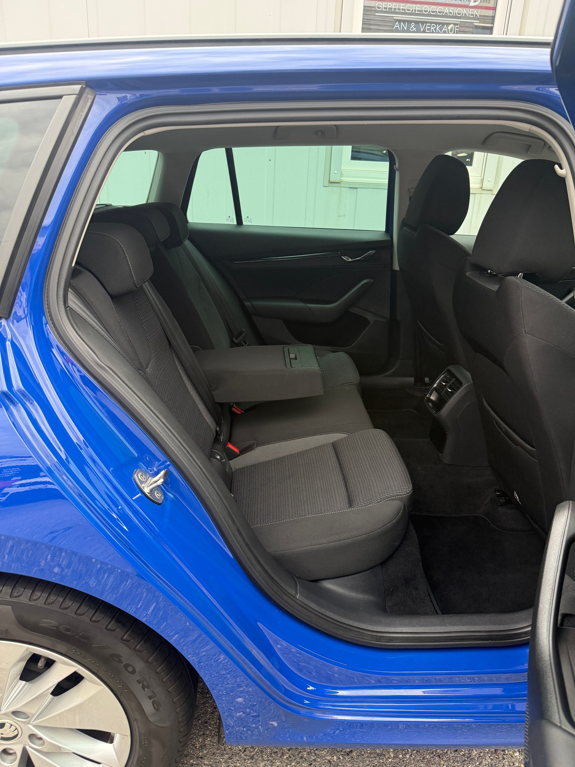 SKODA Octavia Combi 2.0 TDI DSG Ambition *TOP-AUSSTATTUNG*-image-16