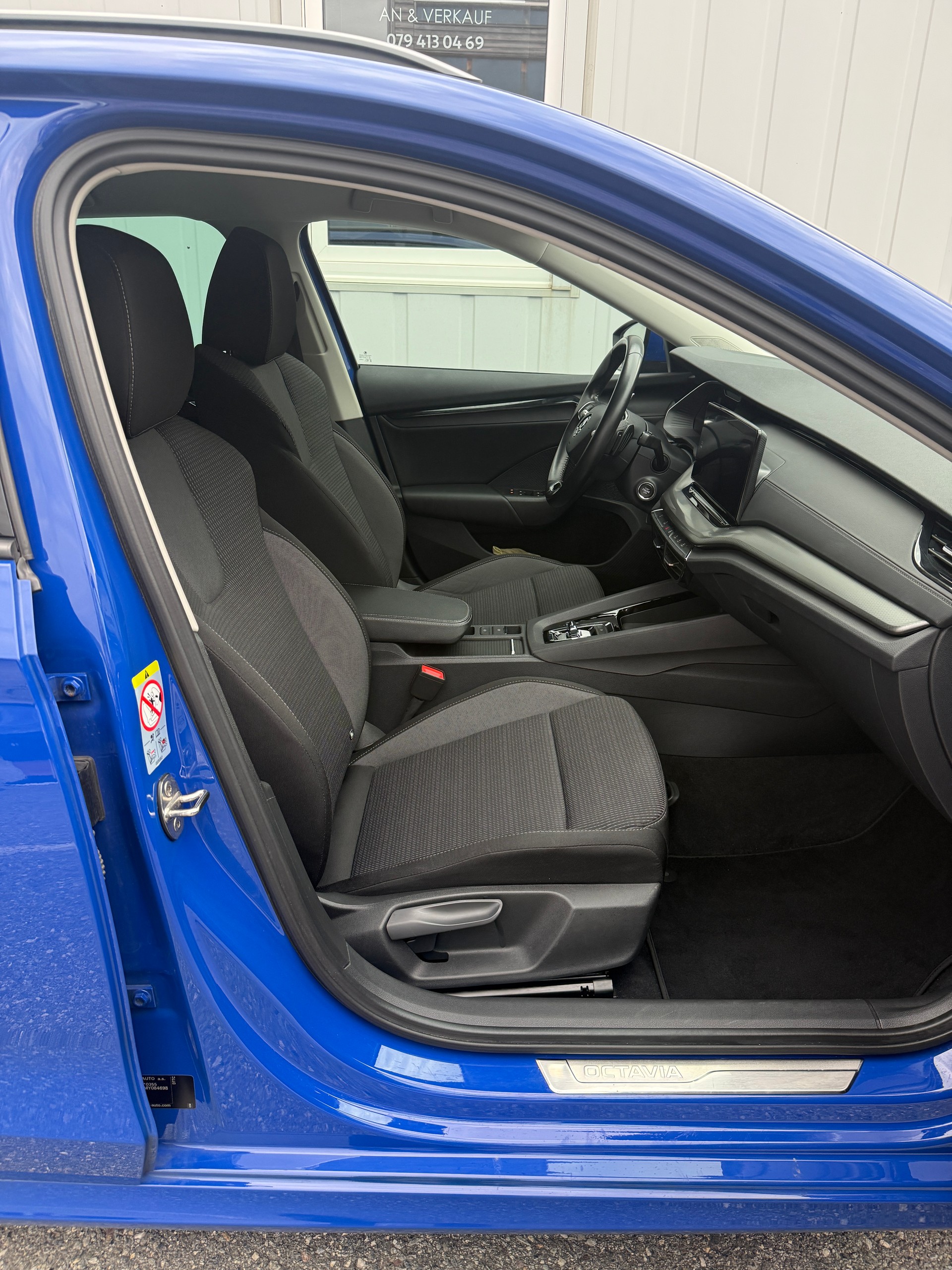 SKODA Octavia Combi 2.0 TDI DSG Ambition *TOP-AUSSTATTUNG*-image-17
