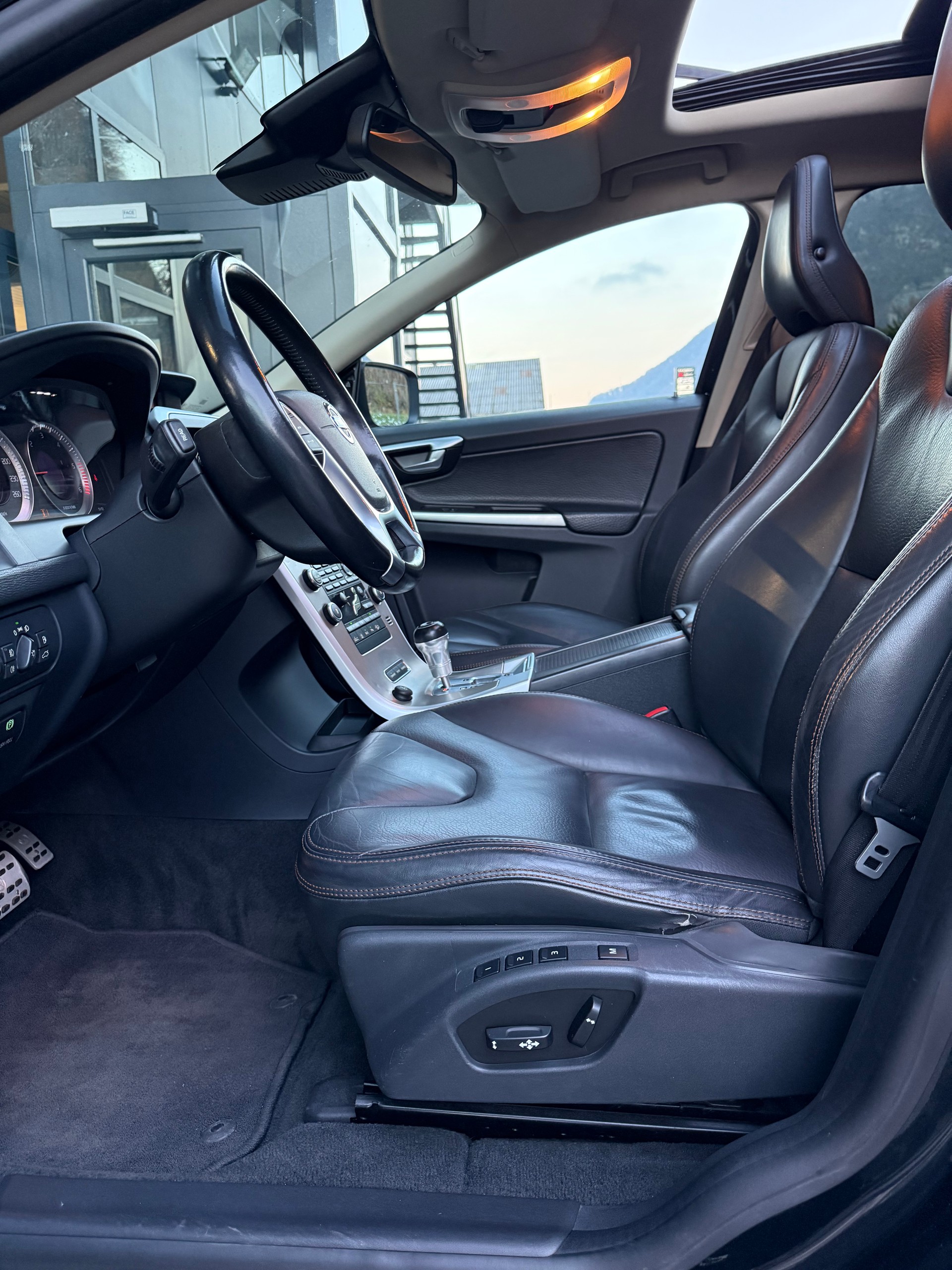 VOLVO XC60 D5 AWD Kinetic Geartronic-image-10