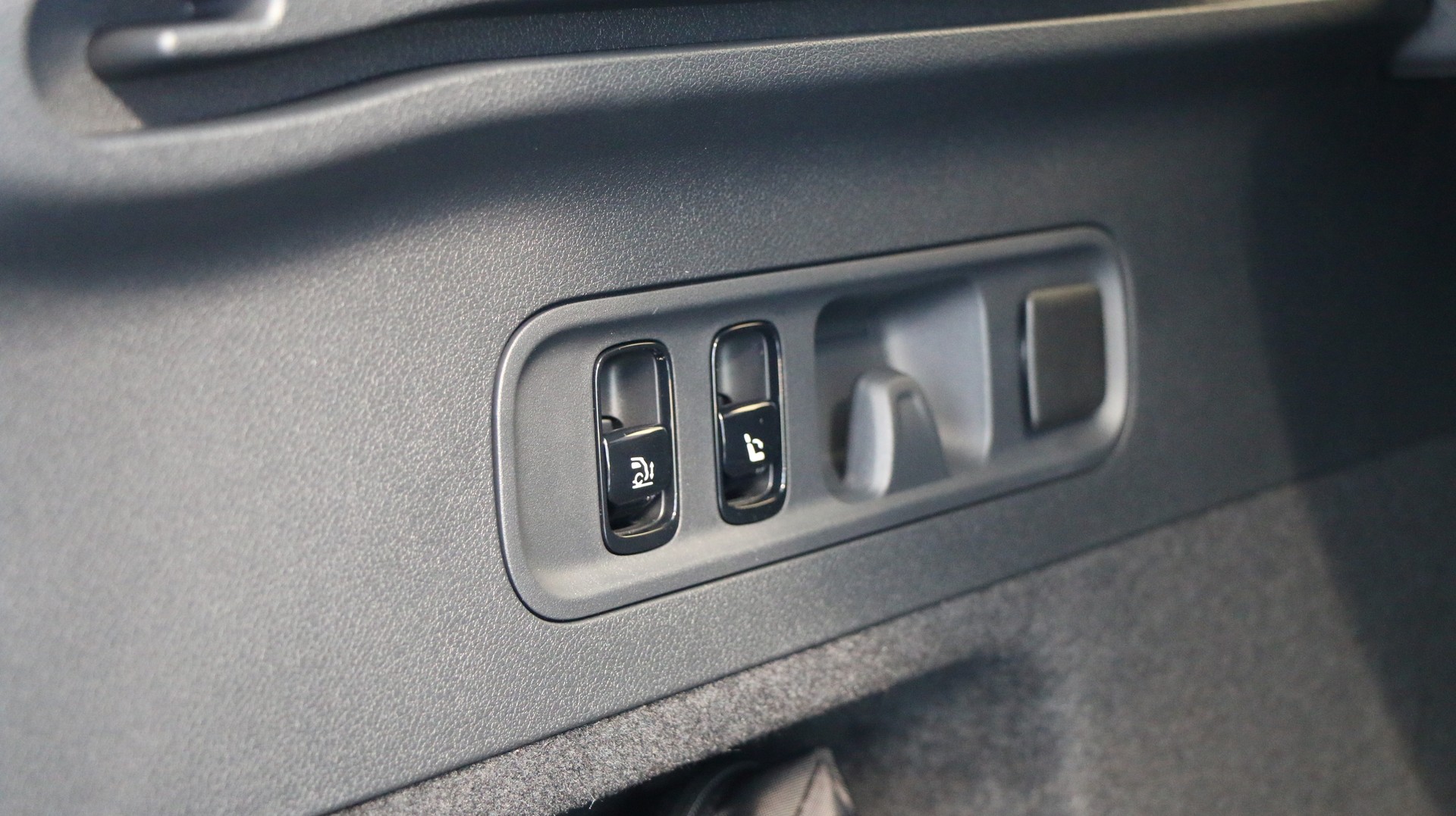 MERCEDES-BENZ GLC 400 4MATIC with EQ Technology-image-12
