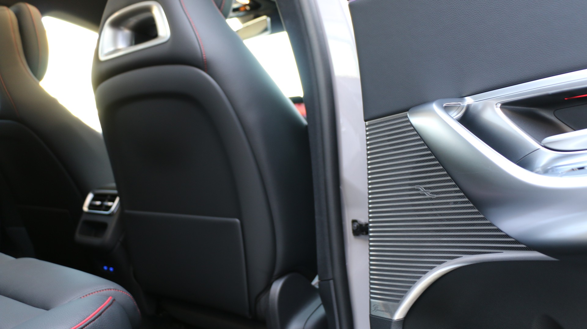 MERCEDES-BENZ GLC 400 4MATIC with EQ Technology-image-14