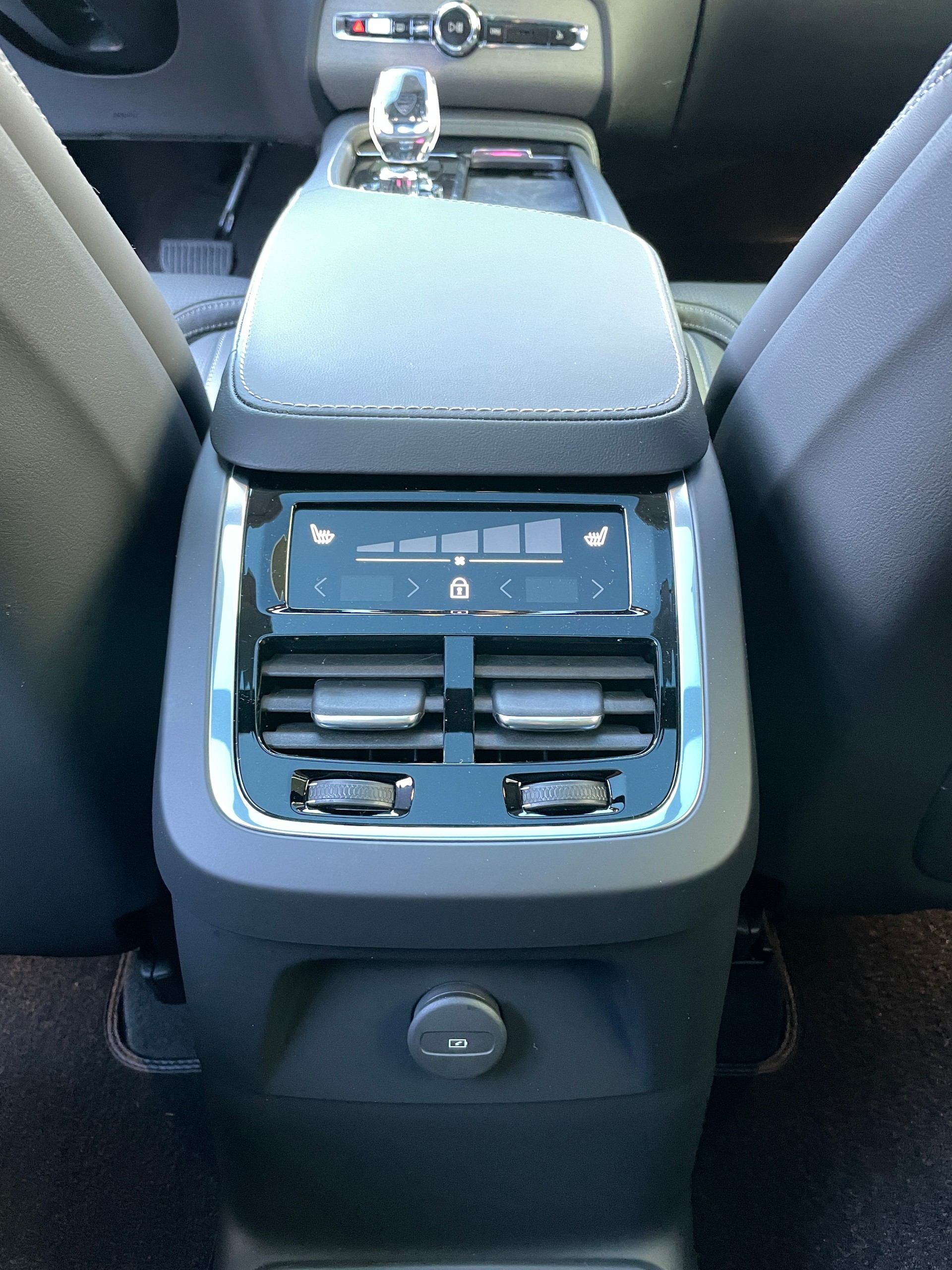 VOLVO XC90 T8 eAWD PluginHybrid Ultra Dark 7-Sitzer Geartronic-image-18