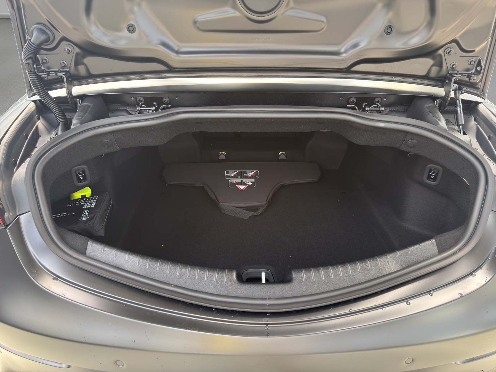 MERCEDES-BENZ CLE AMG 53 Cabrio 4Matic+ 9G-Tronic-image-14