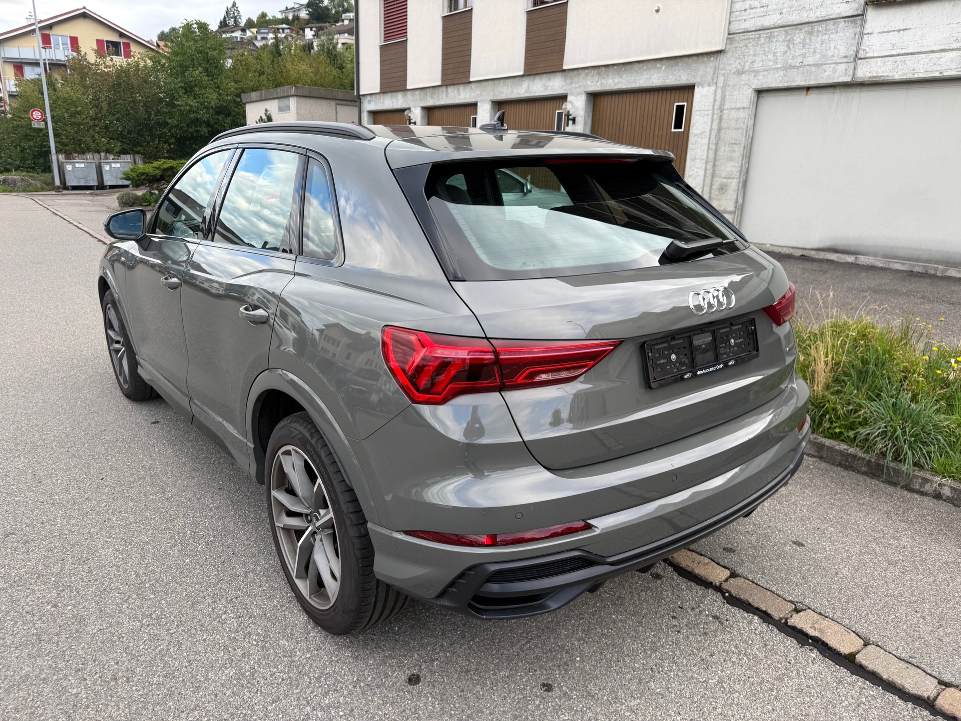 AUDI Q3 35 TDI S line quattro S-tronic-image-4