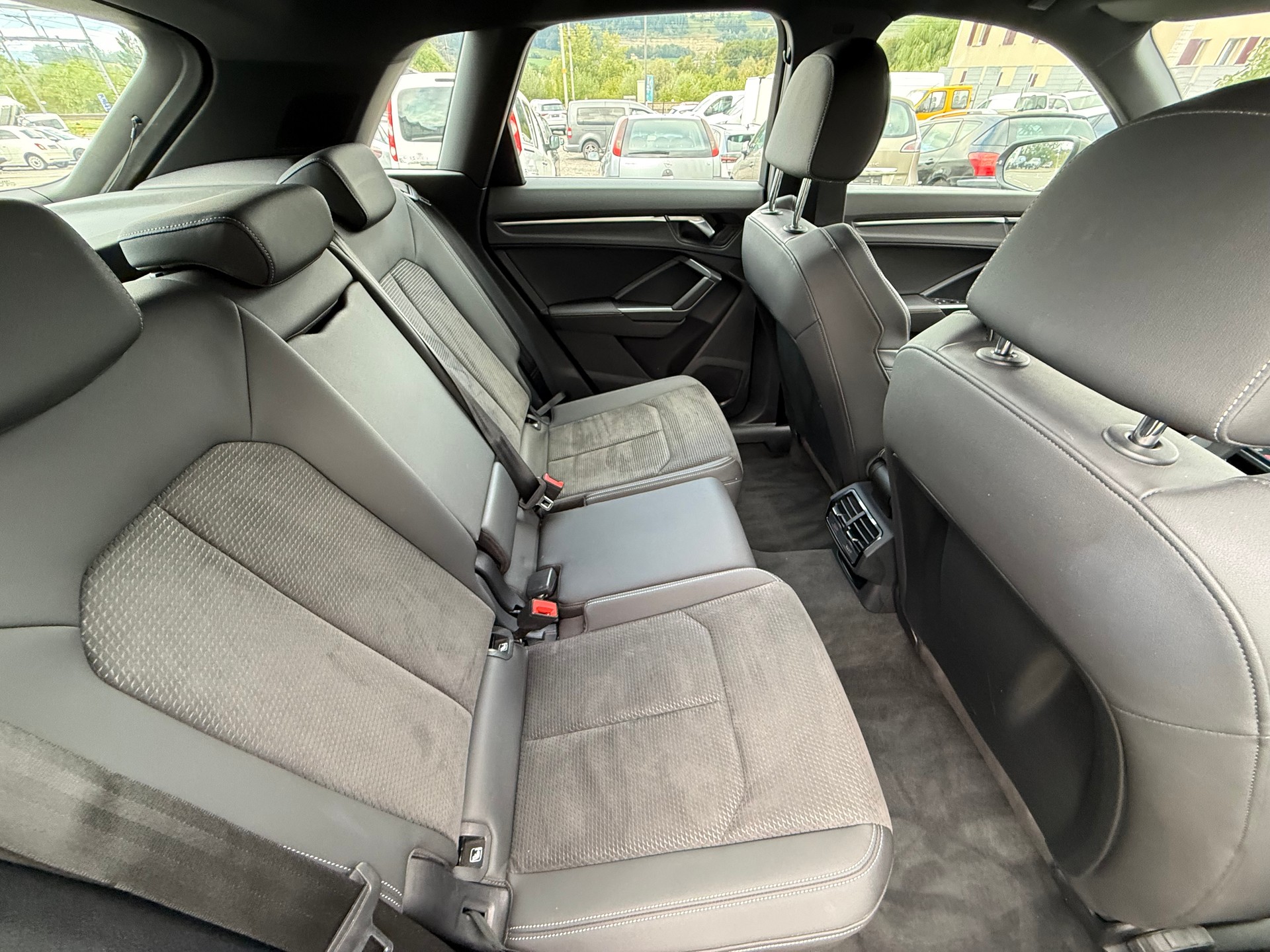 AUDI Q3 35 TDI S line quattro S-tronic-image-9