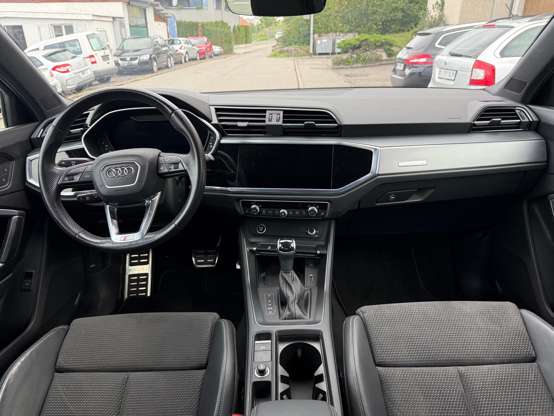 AUDI Q3 35 TDI S line quattro S-tronic-image-8